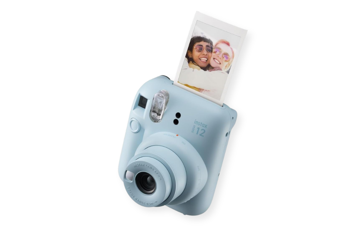 Fujifilm Instax Sofortbildkamera mit Sofortbild vor hellem Hintergrund