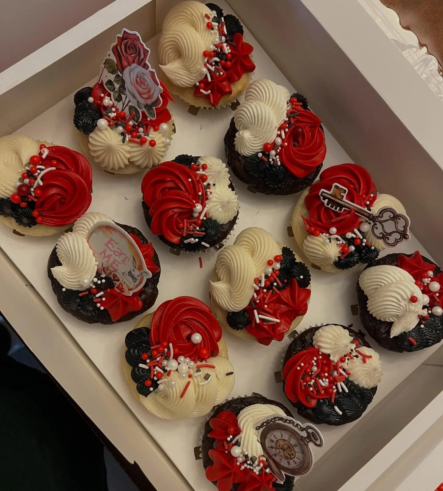 Had fun doing these Alice in Wonderland themed cupcakes for a fundraiser late last year! ❤️🖤⏱️🐇

#cupcakes #916cakes #baker #cupcakeinspo