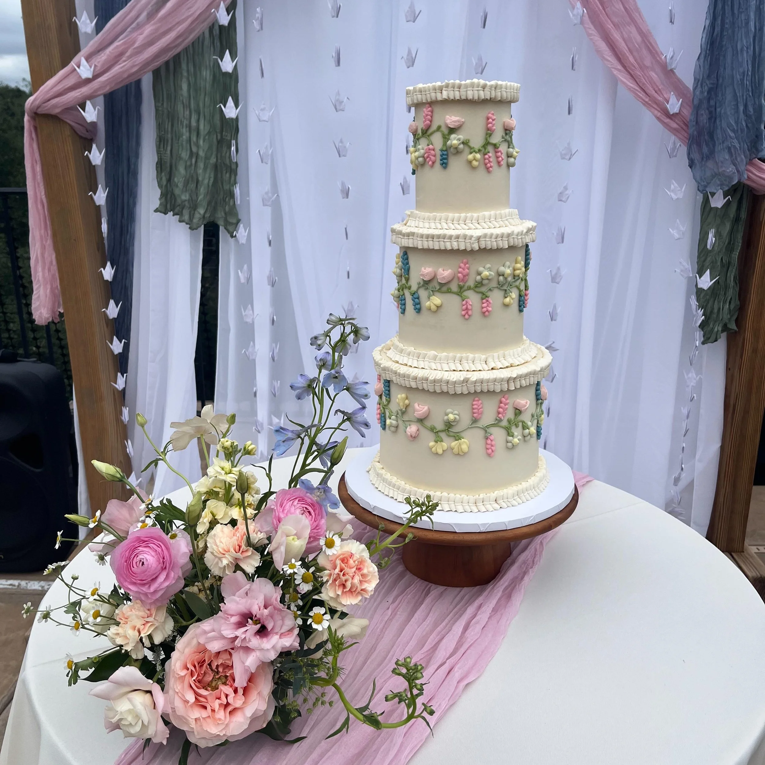 Still obsessing over this beauty! 🤩🌸🌼🪻

Ready to take on my next tiered cake! 🎂 

#cake #cakedecorating