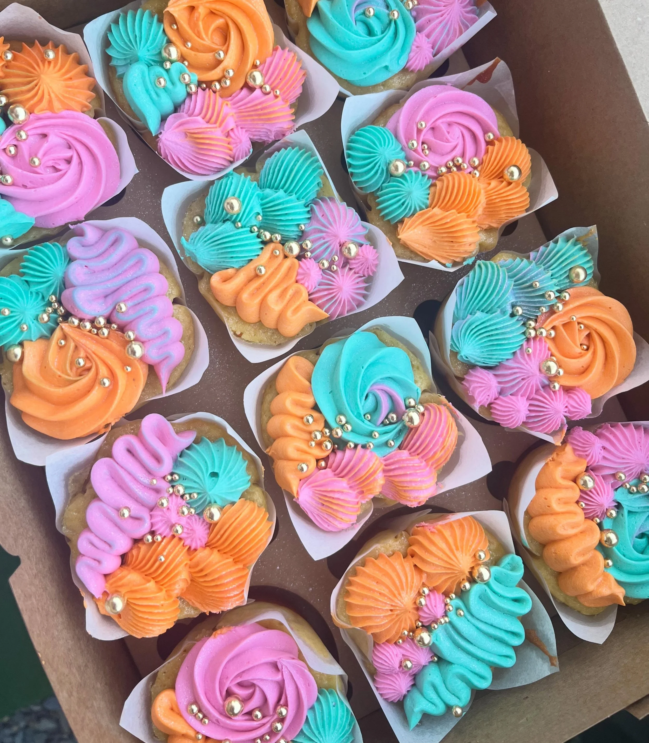I&rsquo;ve been obsessed with cupcakes lately! 🧁🩷🧡🩵

#cupcake #cupcakes #cakedecorating
