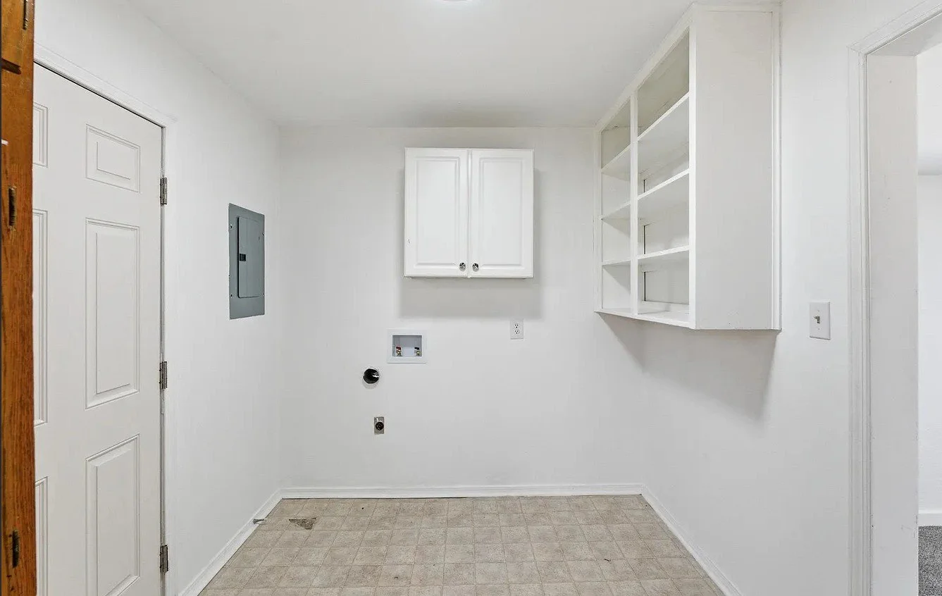 utility room with hookups