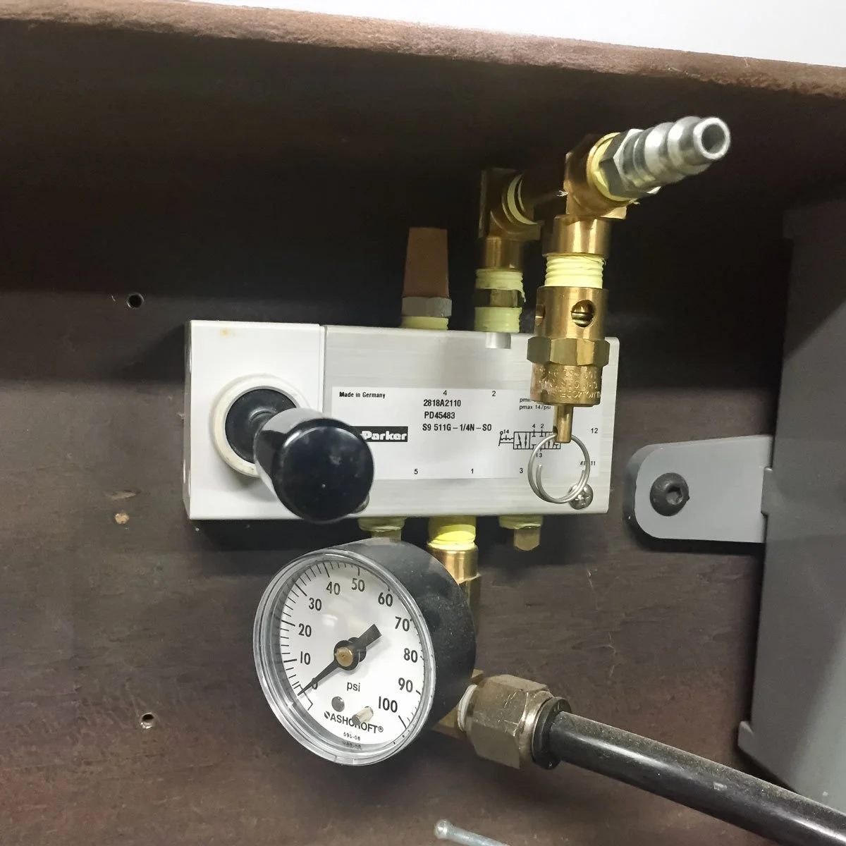 4 way pneumatic valve to control snowboard press pressure