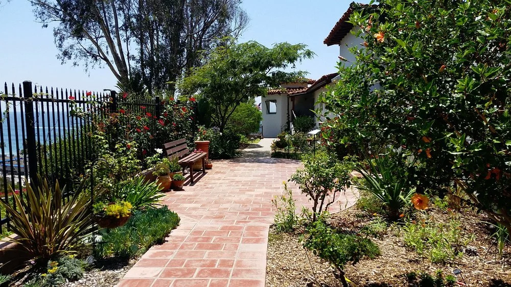 side-garden Casa Romanica.jpg