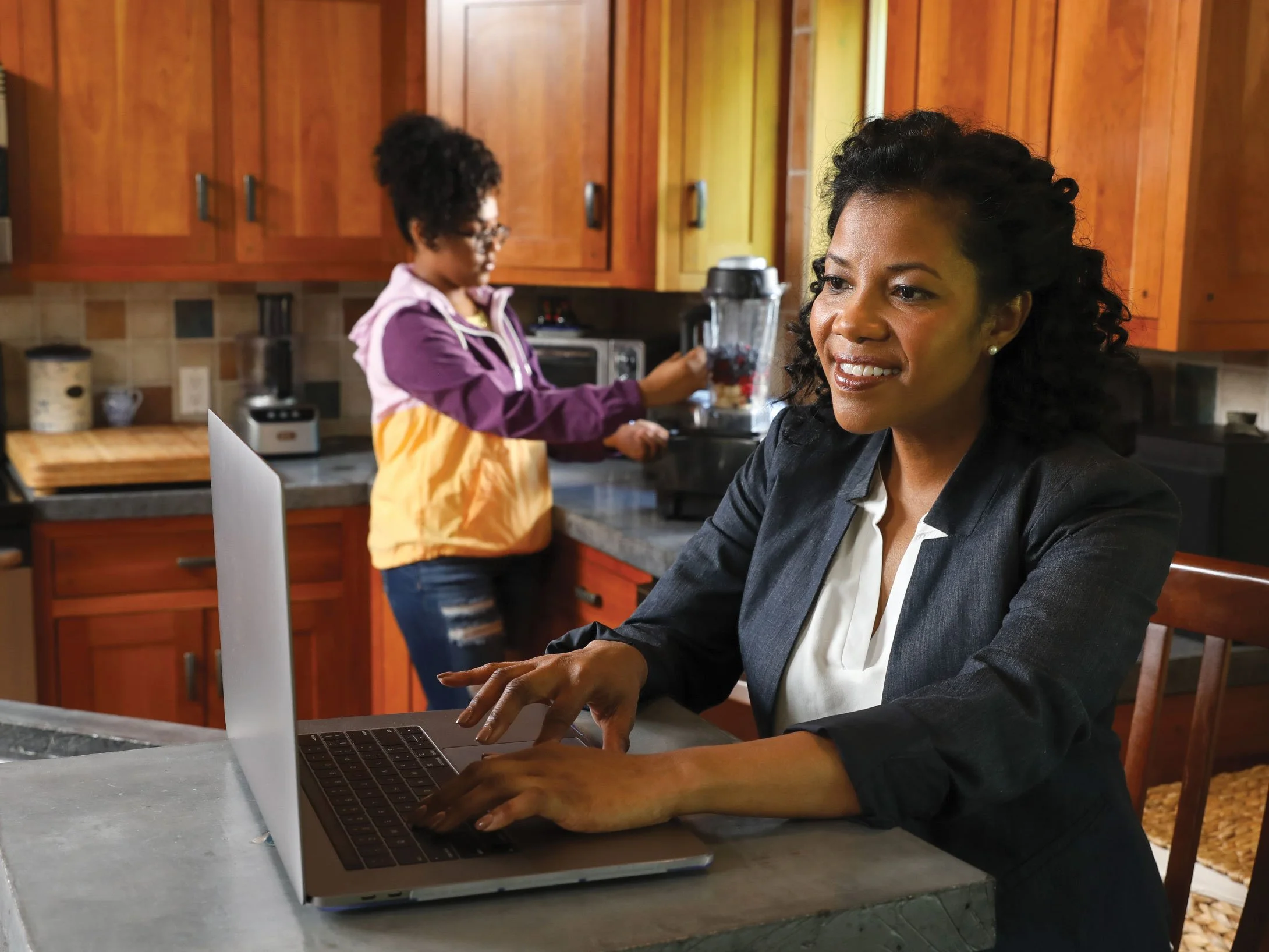 Woman-Laptop-in-Kitchen-456A0930.jpg