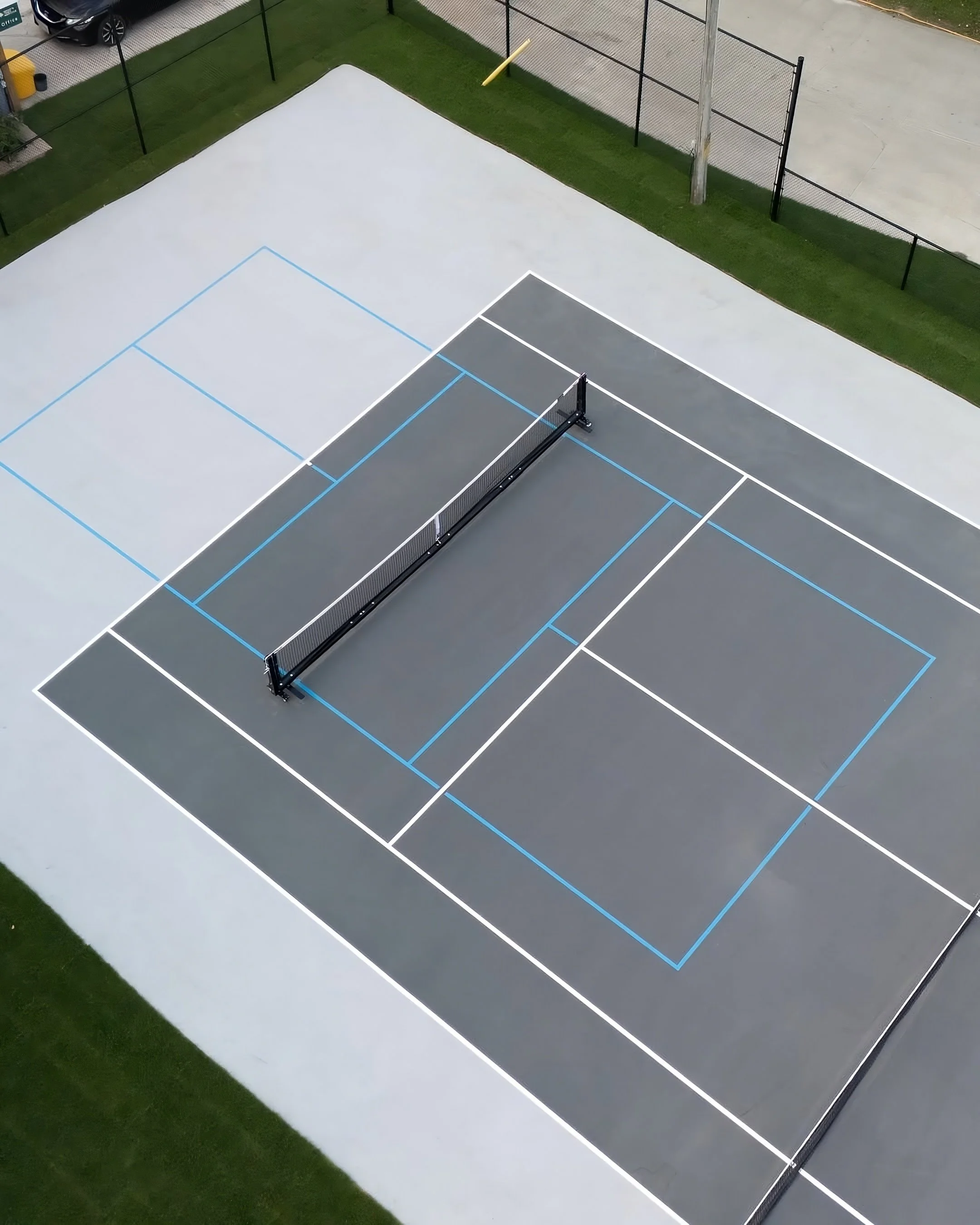 Cancha de tenis con opción de pickleball, en gris