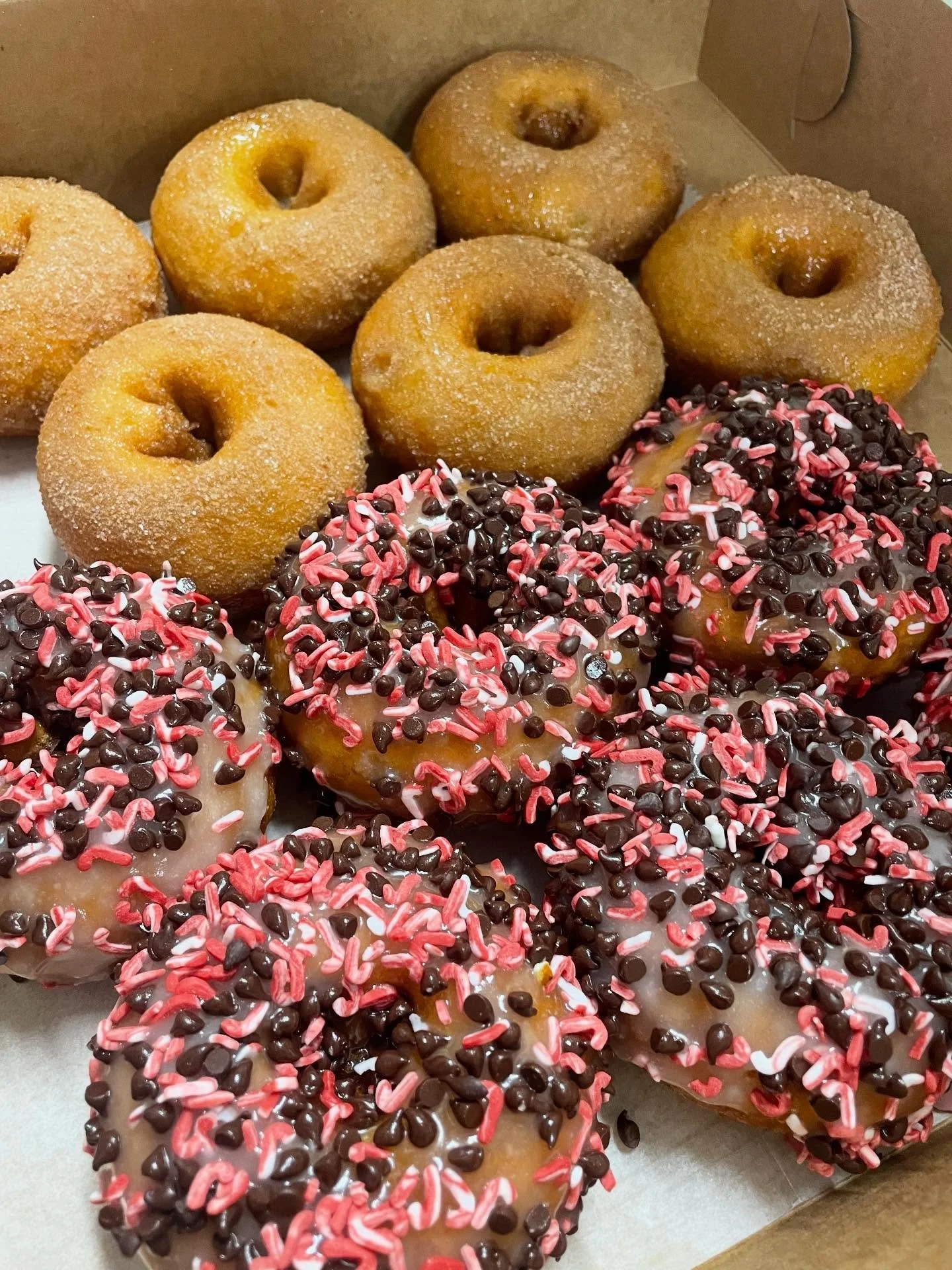 ❤️🖤 Peppermint Bark donuts in the house🖤❤️

Glaze with mini candy cane sprinkles and dark chocolate chips. 

Available at Annapolis, downtown Bethany &amp; Chincoteague! 

#sandyponydonuts #peppermintbarkdonut #annapolismd #bethanybeach #chincoteag