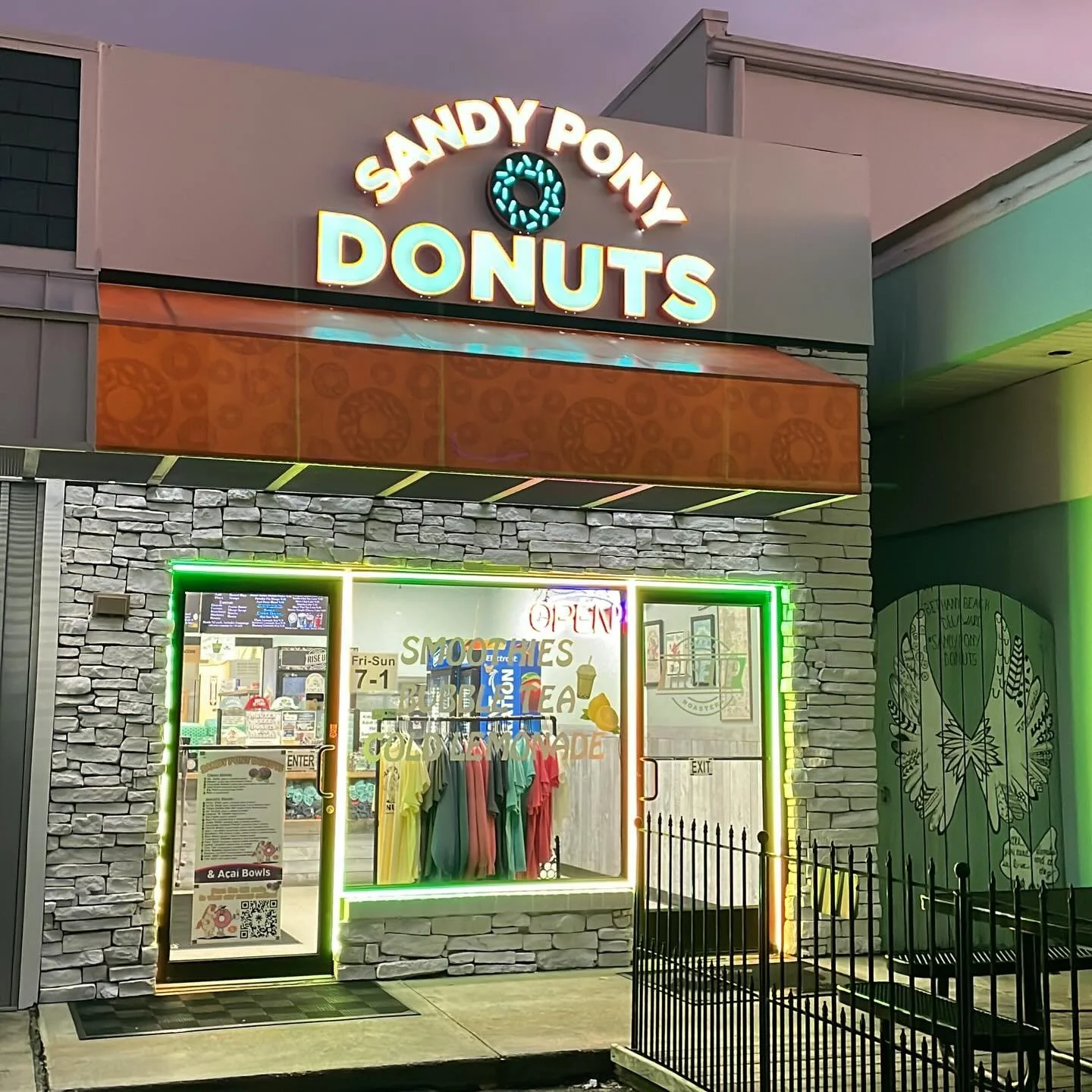 The time may have changed, but the donuts are still the same. Always hot and as fresh! 

#sandyponydonuts #bethanybeach #chincoteagueisland #annapolismd #deweybeach