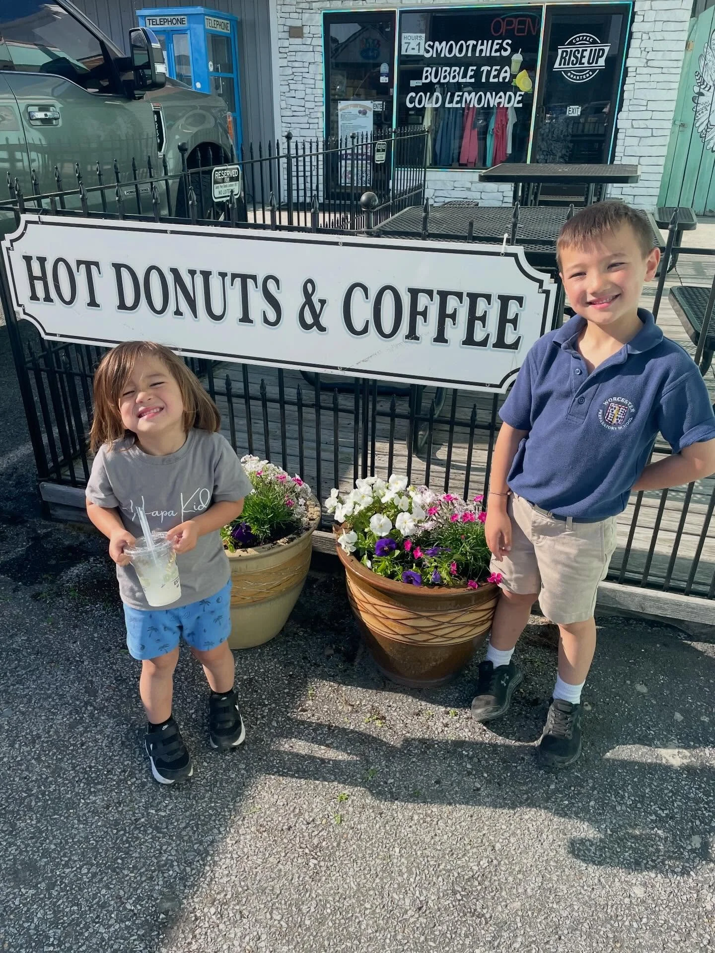 The boys helped spruce up the flower pots at the downtown shop 🌷🪻

#sandyponydonuts #downtownbethanybeach #bethanybeach #delmarvadonuts