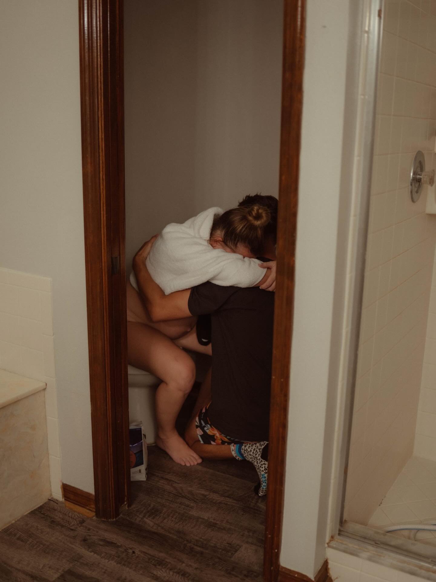 Toilet laboring is one of the most underrated tools in the birth room.
A safe spot, a relaxed pelvic floor, and the intuitive surrender your body naturally knows how to do.
Trust the work happening in between your surges, your baby is making their wa