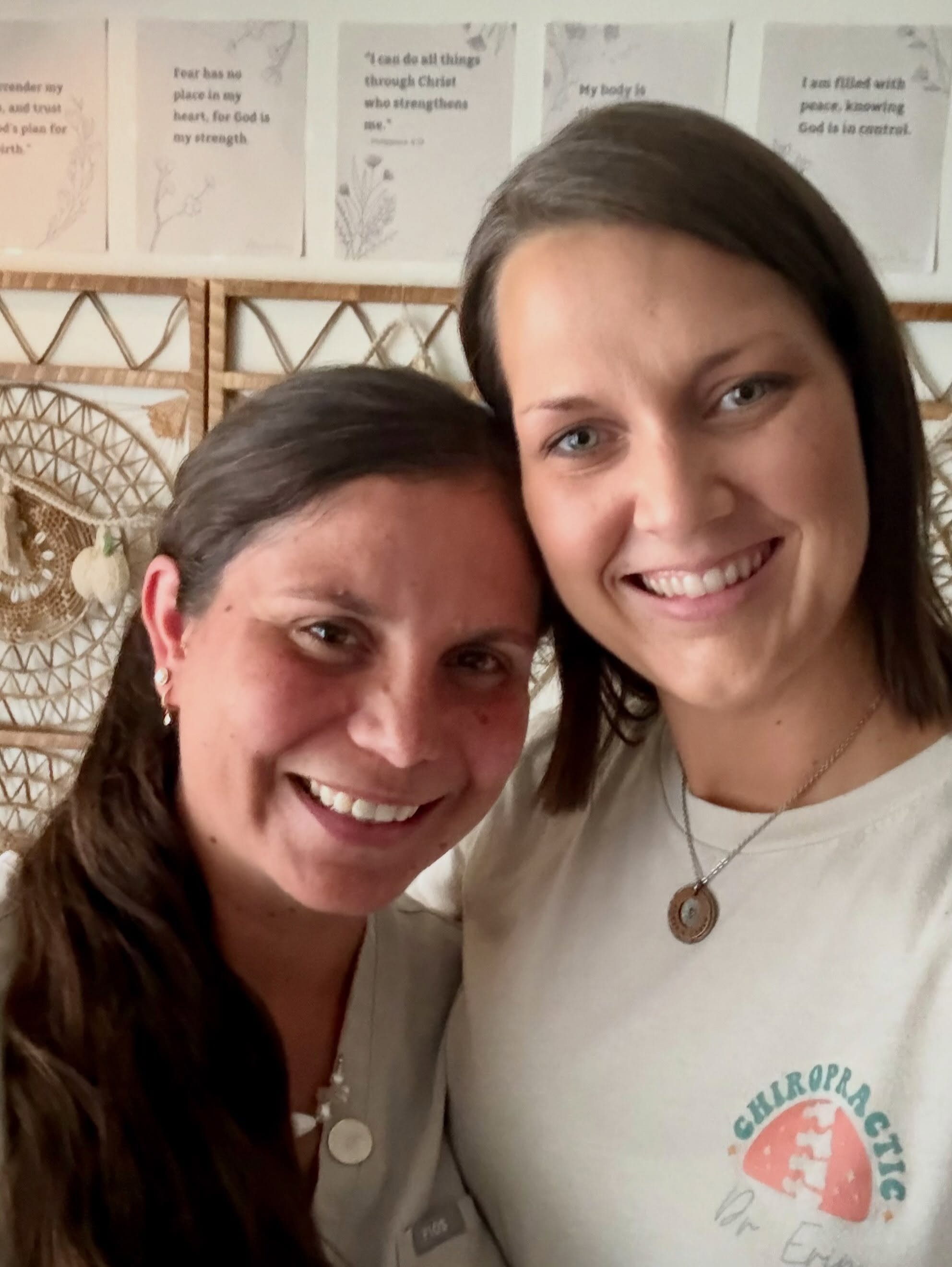 Two dedicated maternal health providers in the wild 😜
Shout out to @healthystartfamilychiro for always showing up for our mamas with healing, skilled hands. In labor house calls are priceless. #wereheretohelp #chiropractic #cranialsacral #pregnancy 