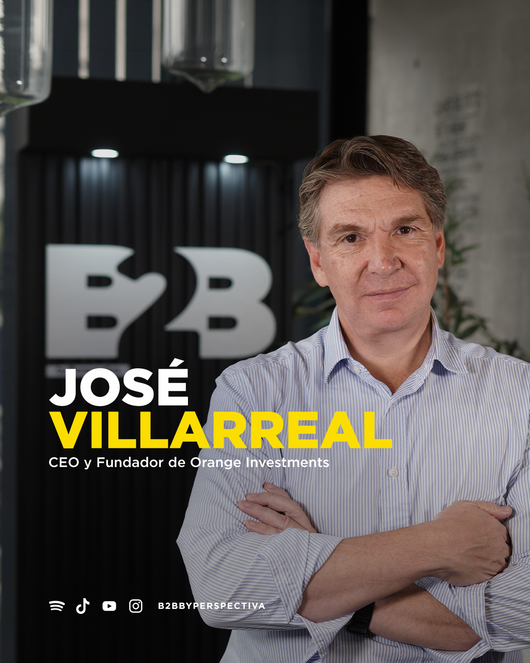 Hombre de pelo castaño claro y chaqueta de vestir a rayas, posando con los brazos cruzados, en un ambiente de oficina con logo de B2B en el fondo, acompañado de texto que presenta a José Villarreal, CEO y fundador de Orange Investments.