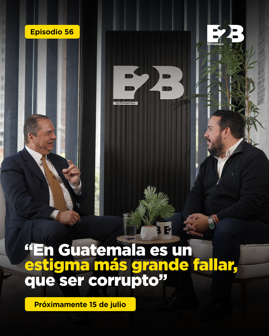 Dos hombres conversando en una oficina moderna con un logo de B&B al fondo. Texto en la imagen dice: 'Episodio 56. En Guatemala es un estigma más grande fallar, que ser corrupto. Próximamente 15 de julio.'