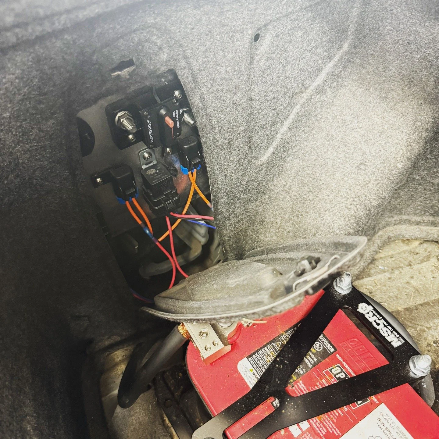 Wired up our fuel pump circuit for our dual fuel pumps on the Subie track car. Like to keep things tucked away!!🔥