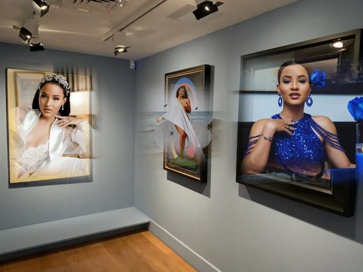 Trois portraits photographiques accrochés sur un mur dans une galerie d'art ou une exposition, chacun représentant une femme dans différentes poses et styles.