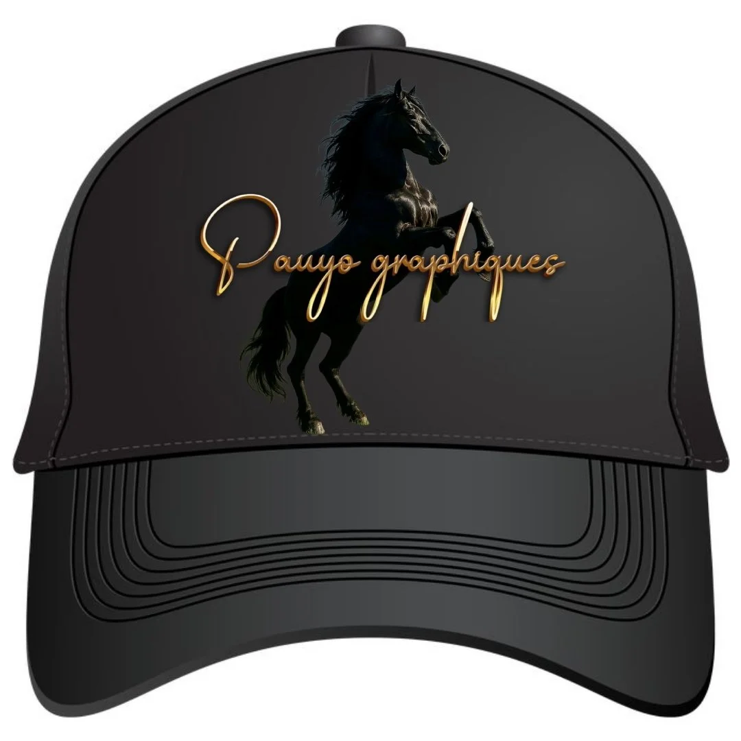 Casquette noire avec un cheval noir en arrière-plan et le texte 'Pouyo graphiques' en écriture cursive dorée