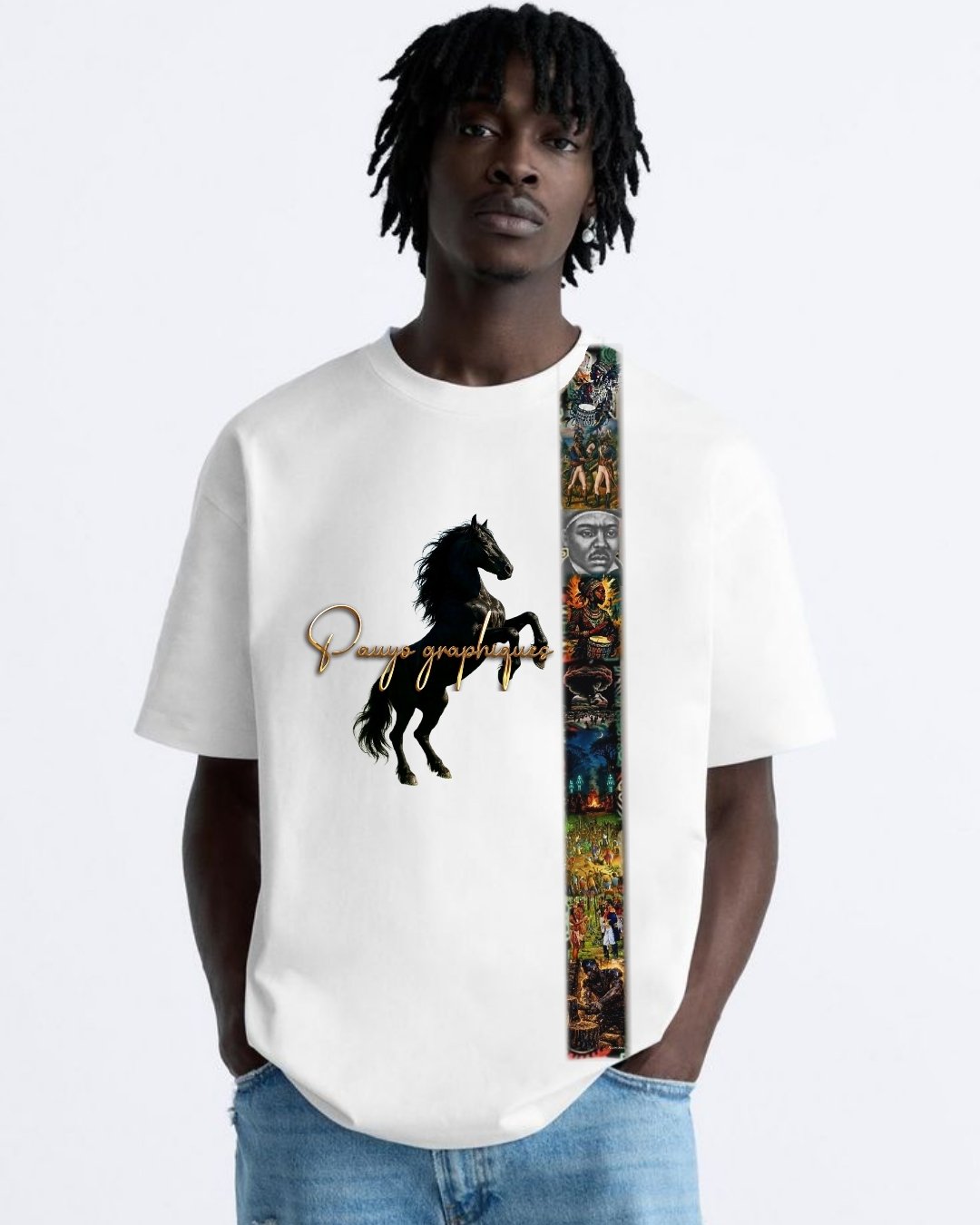 Homme portant un t-shirt blanc avec une image de cheval noir et la phrase 'Pauyo graphy' en écriture cursive, avec une bande d'images artistiques verticale à droite.