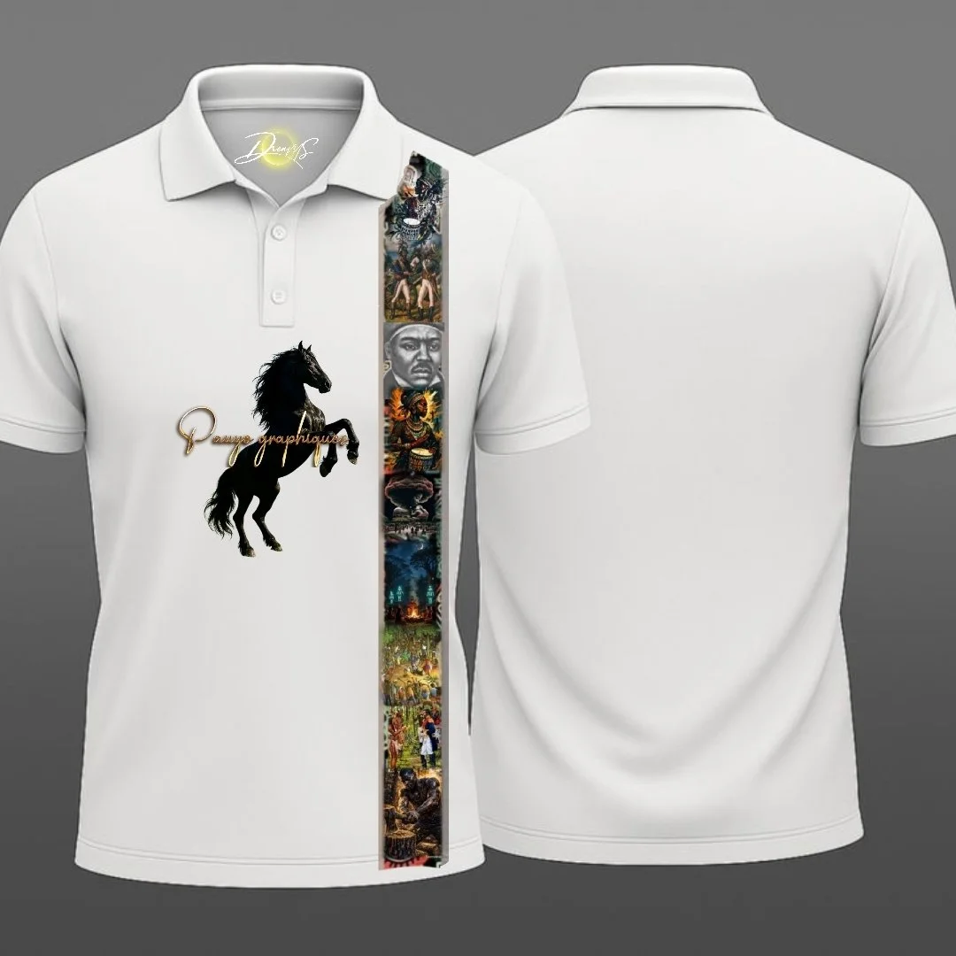 Chemise polo blanche avec une bande verticale illustrant divers tableaux et œuvres d'art, un logo de cheval noir en sautant, et des inscriptions en cursive