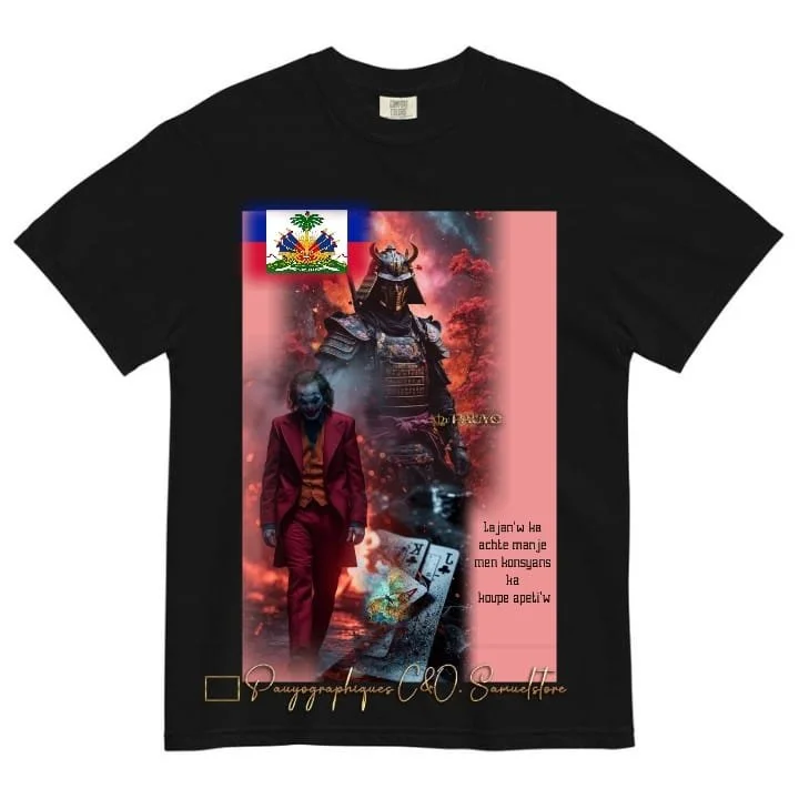 Un t-shirt noir avec un design numérique comprenant une figure habillée en costume rouge, un personnage mythologique ou fantastique en armure avec des cornes et un casque, un fond de ciel orageux avec des nuages rouges, et un texte en créole haïtien 