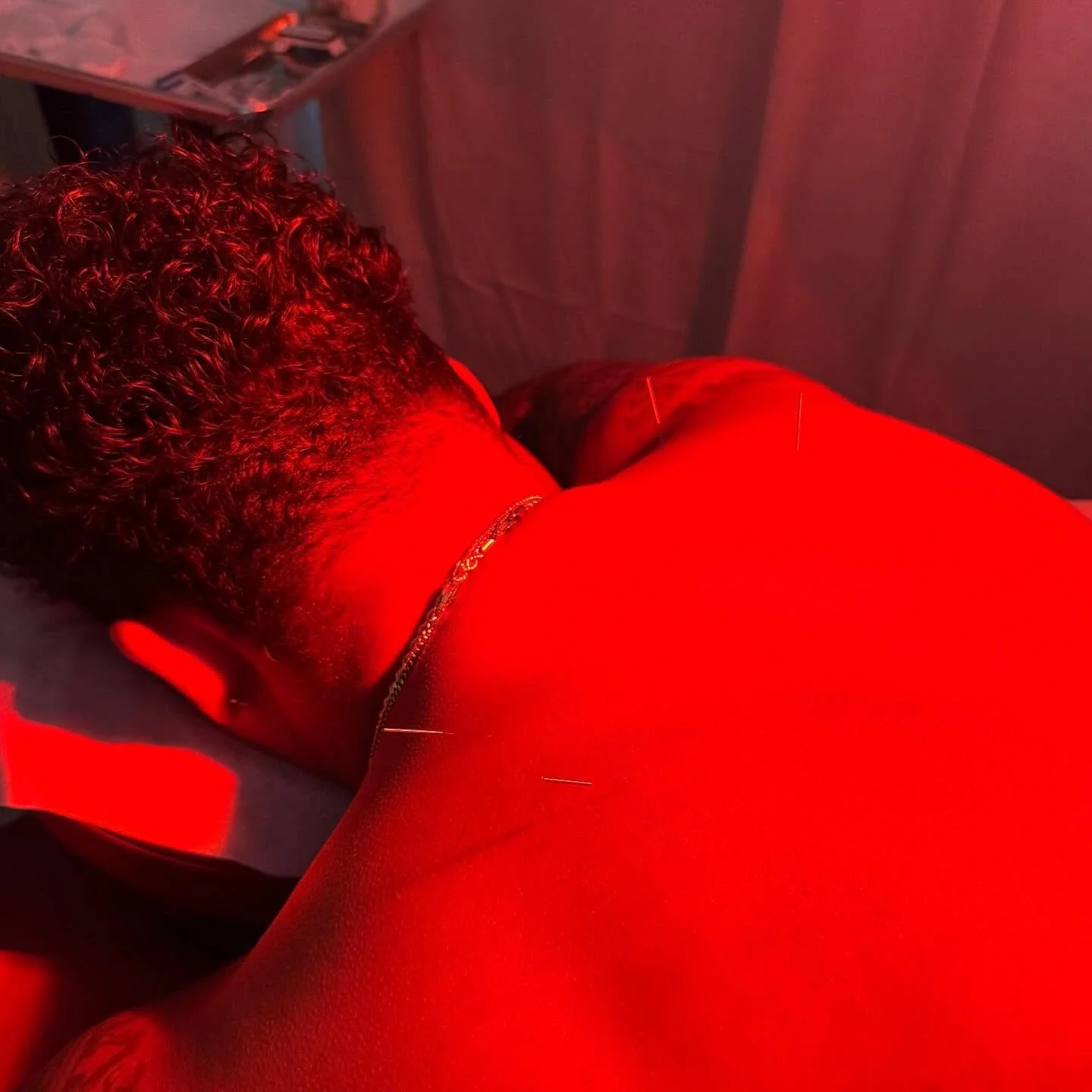 Red light + needling + cupping = ultimate recovery vibes. 😌✨
(Shout out to my guest for being cool w/me posting the pic 🙌🏼)
Book yours — 🔗 in bio 🫶🏼
