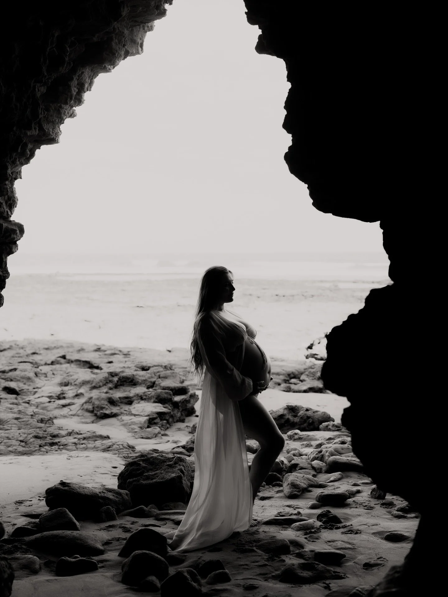 Did you know that silhouette style maternity shoots don&rsquo;t always have to be done with a sheer curtain in a studio or at and outdoor sunset 🌅 

Would you capture your pregnancy at a beach cave!?

🌊 DM for more info on locations &amp; options f
