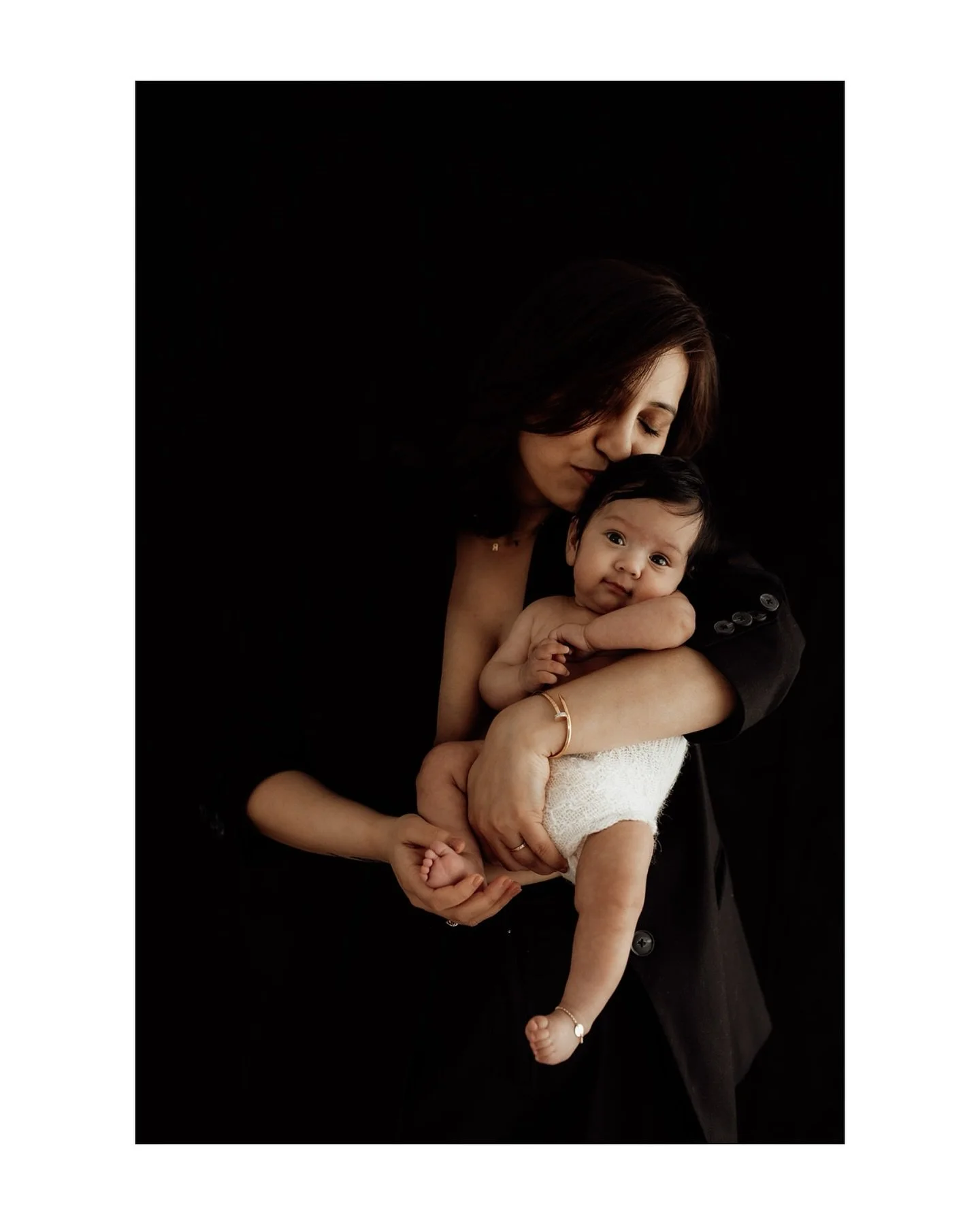 MOTHER&rsquo;S DAY MINI&rsquo;S 2026!!!! 

Your session can be fun and cuddly on the couch, or glam and styled 🔥🔥🔥

🖤 Only 4 spots left so make sure you get in quickly!
🖤 Mini sessions in the Werribee studio
🖤 Date - Saturday May 2nd
🖤 DM for 