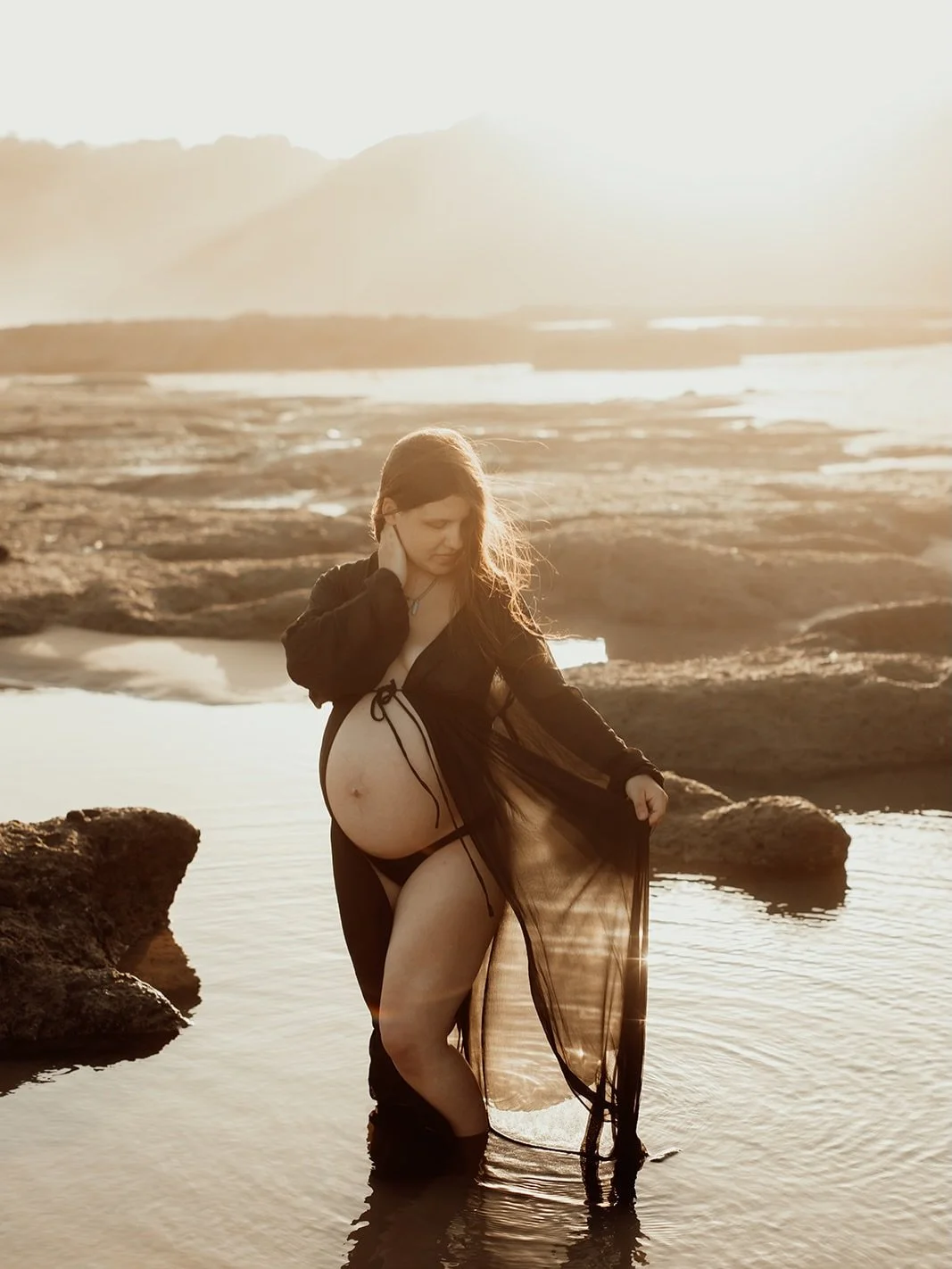 What is my FAVOURITE item in the client wardrobe at the moment? This stunning @robed.co black silk gown please 🖤🖤🖤🖤

The Willows Photography Melbourne maternity, newborn and family photographer Melbourne creative studio Werribee and surrounds www