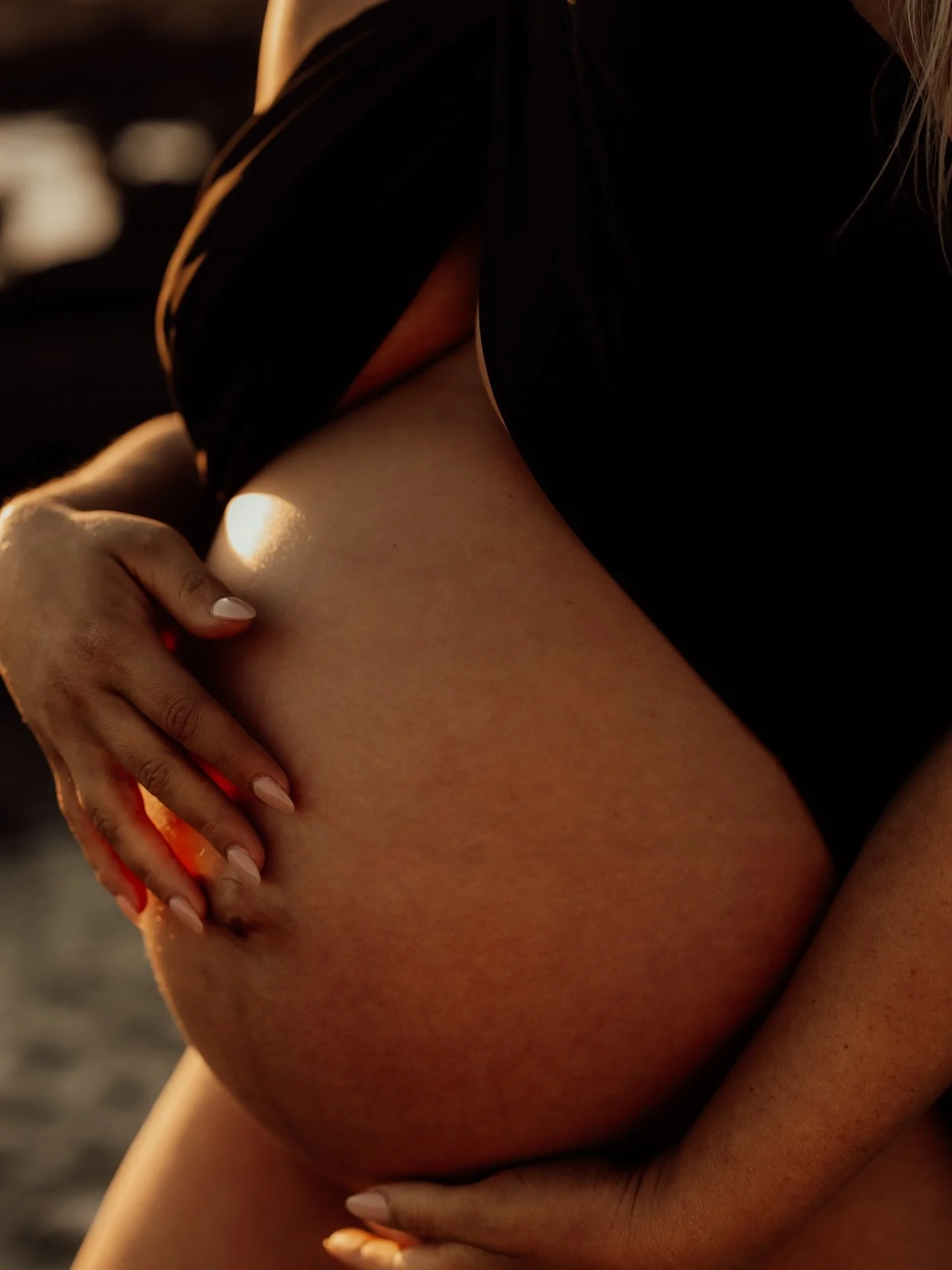 Are you loving the black or white outfit choices? At the moment I can&rsquo;t get enough of these rock pools, with the soft float black fabric &amp; sunlight touching the water 🤩

The Willows Photography Melbourne maternity, newborn and family photo
