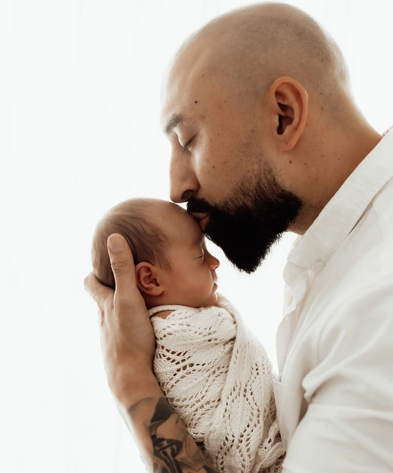 Love a daddy baby shot 🤩🤩🤩

Newborn sessions are nearly fully booked till May!! If you&rsquo;re due over the next few months, now is the time to enquire 🌹

The Willows Photography Melbourne maternity, newborn and family photographer Melbourne cre