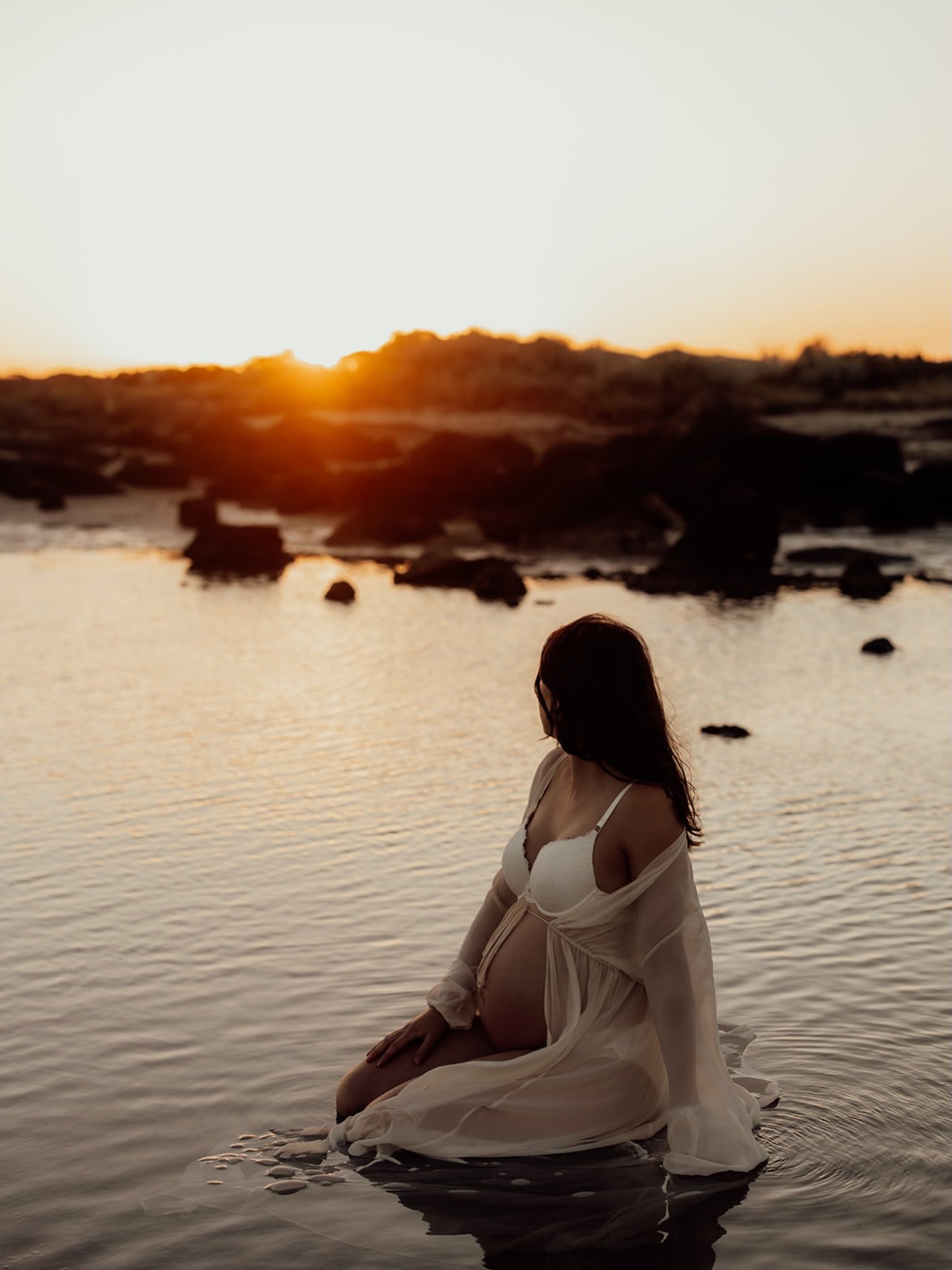 There&rsquo;s something about the way the last light touches the water 🌊 

Melbourne maternity photographer  Melbourne newborn photographer Melbourne family photographer