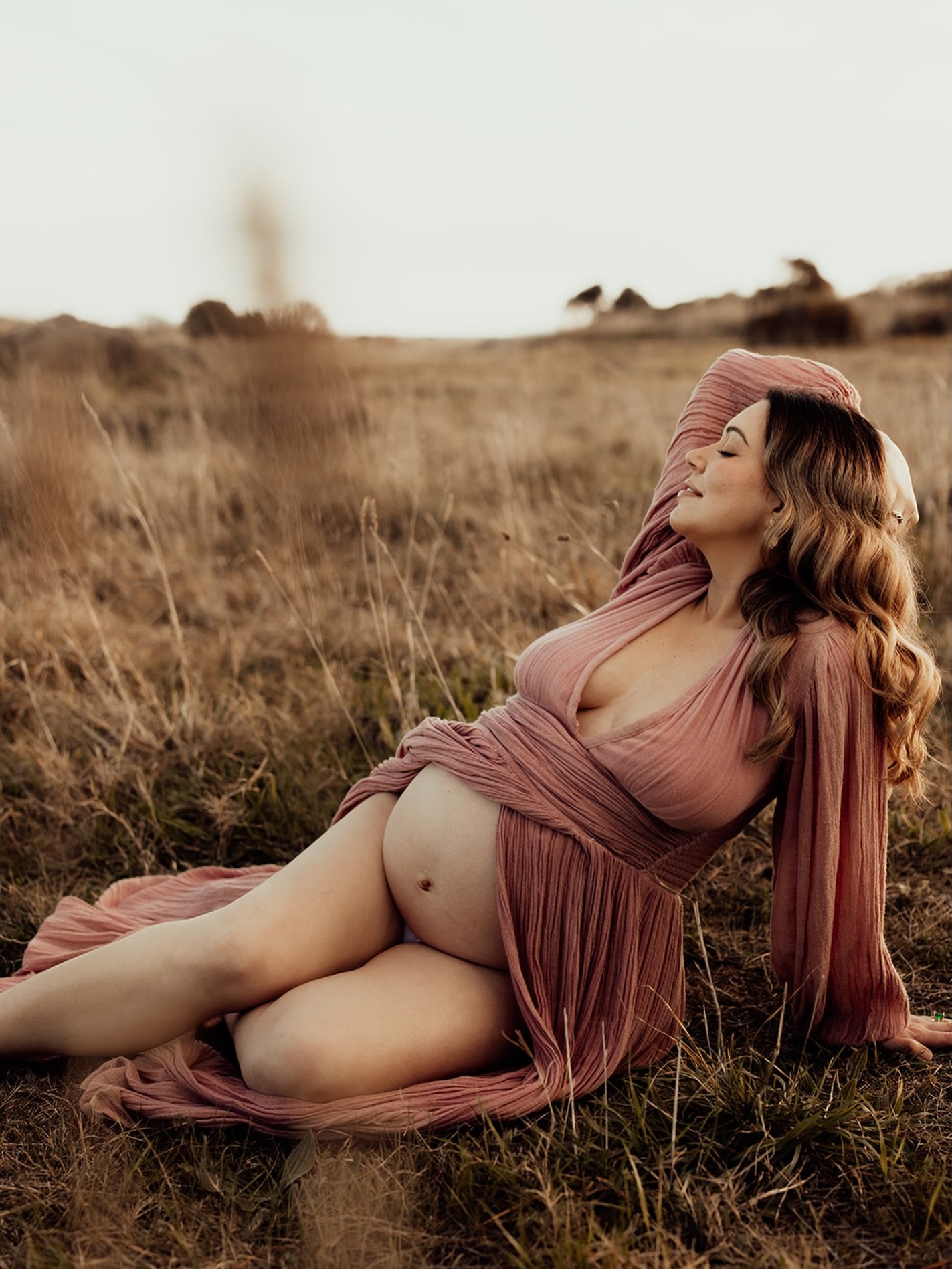 Pretty in PINK 🌸 

🔥 Fields, rock pools, wide open beaches, unique sandstone formations. I have all the best locations for you ladies, and if you don&rsquo;t like the cold, let&rsquo;s stay in the studio 🌹

The Willows Photography Melbourne matern