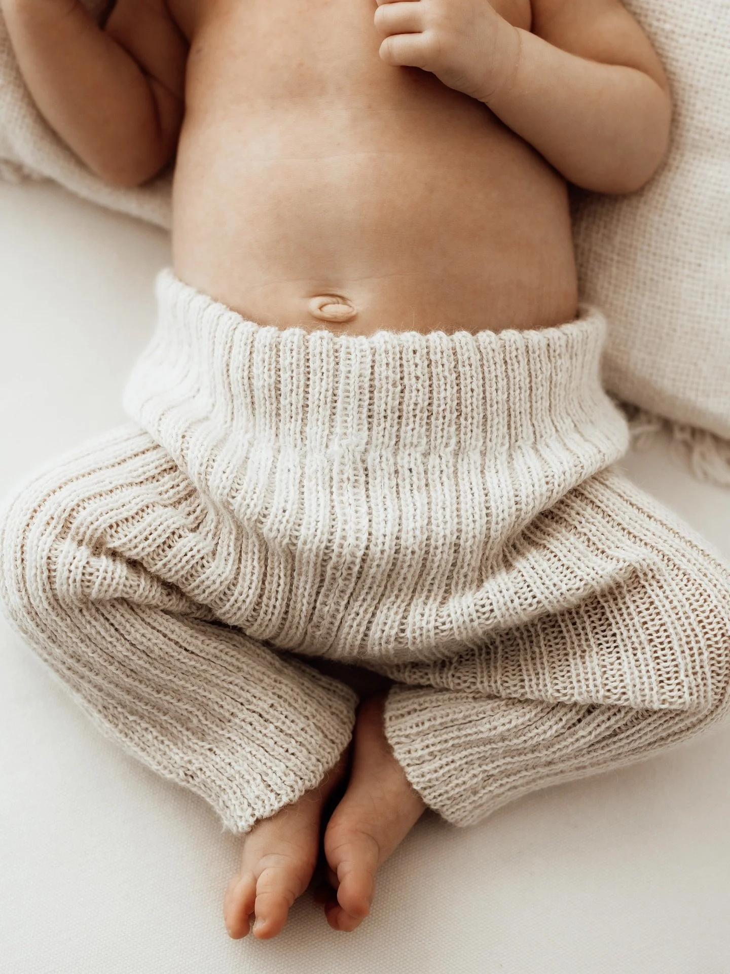 Adore these little pants from @hank_knitwear 

So many gorgeous handmade knits available in the client wardrobe for your bub to capture them in the snuggliest of ways 🐥

Link in bio to secure your newborn experience 

The Willows Photography Melbour