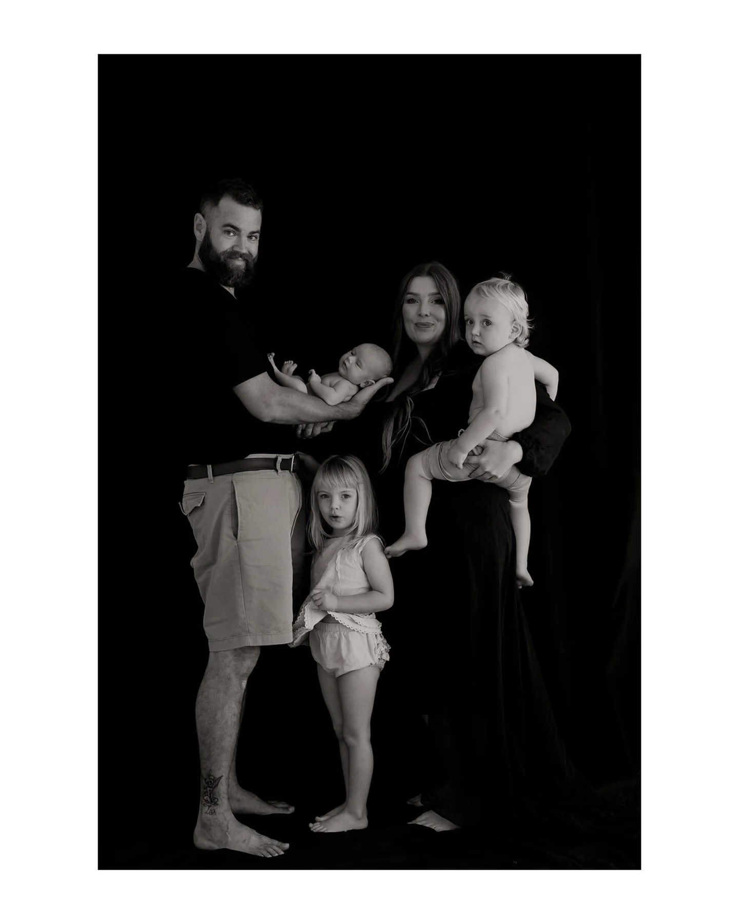 Family portraits with the newest, tiniest arrival 🤩

Which image is your fav? I could share the ENTIRE gallery, I&rsquo;m just a little obsessed with these memories we captured 🖤 

The Willows Photography Melbourne maternity, newborn and family pho
