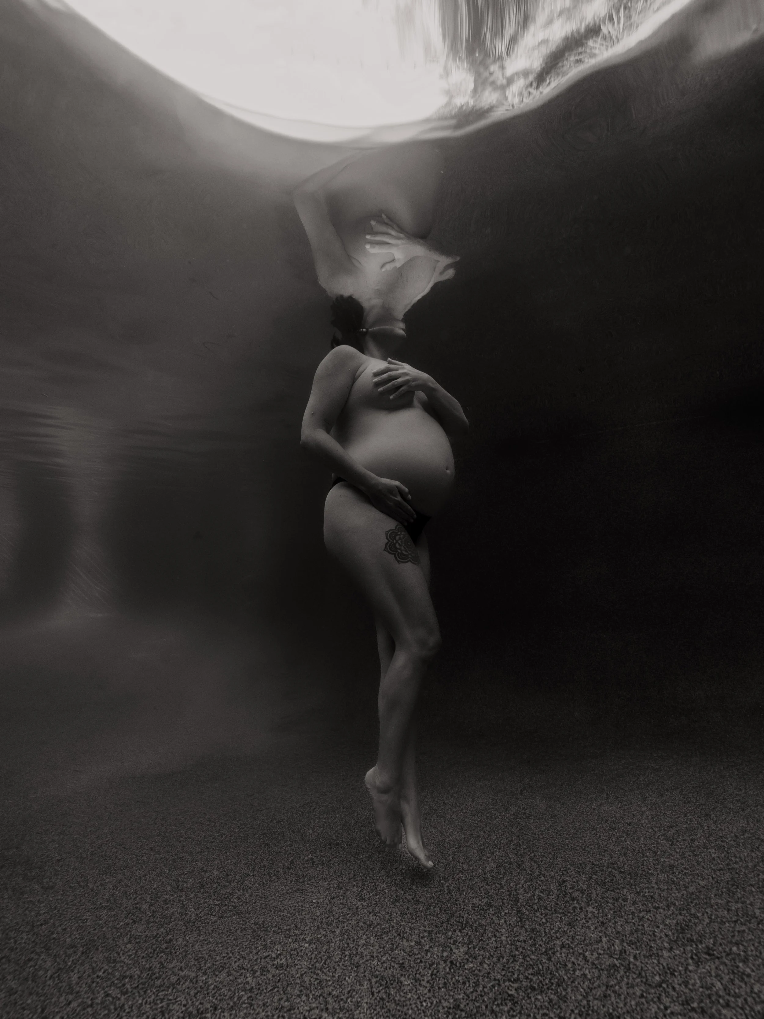 🌊 Heated pool sessions available all year round

🔥 Visit my website via link in bio for more info, behind the scenes videos &amp; to book in the maternity shoot of your dreams

The Willows Photography Melbourne maternity, newborn and family photogr