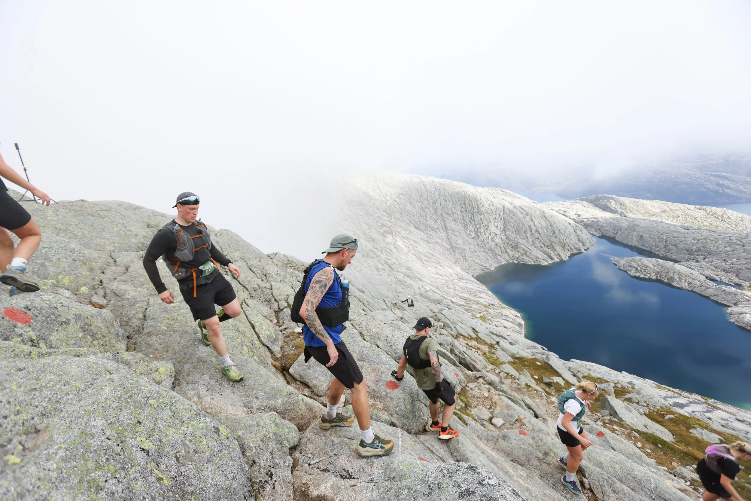 Utøvere på tur ned fra Skjerdingen under Craft Syv Søstre Skyrace 2026