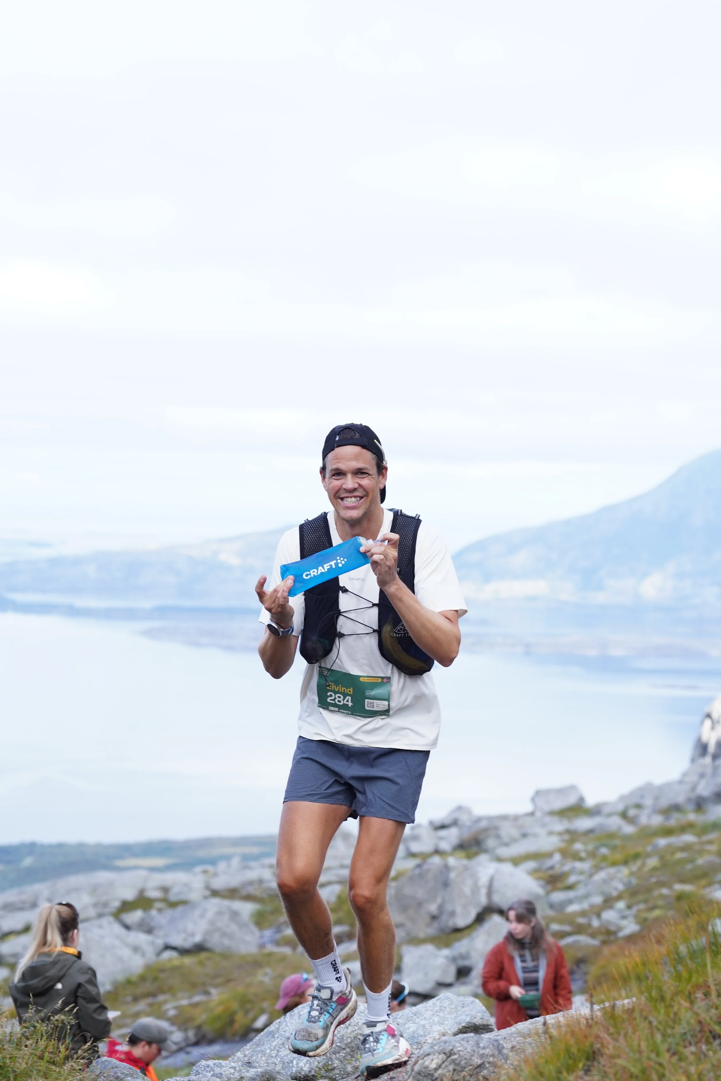 En mann viser frem Craft Sportswear sin drikkeflaske under Craft Syv Søstre Skyrace 2026