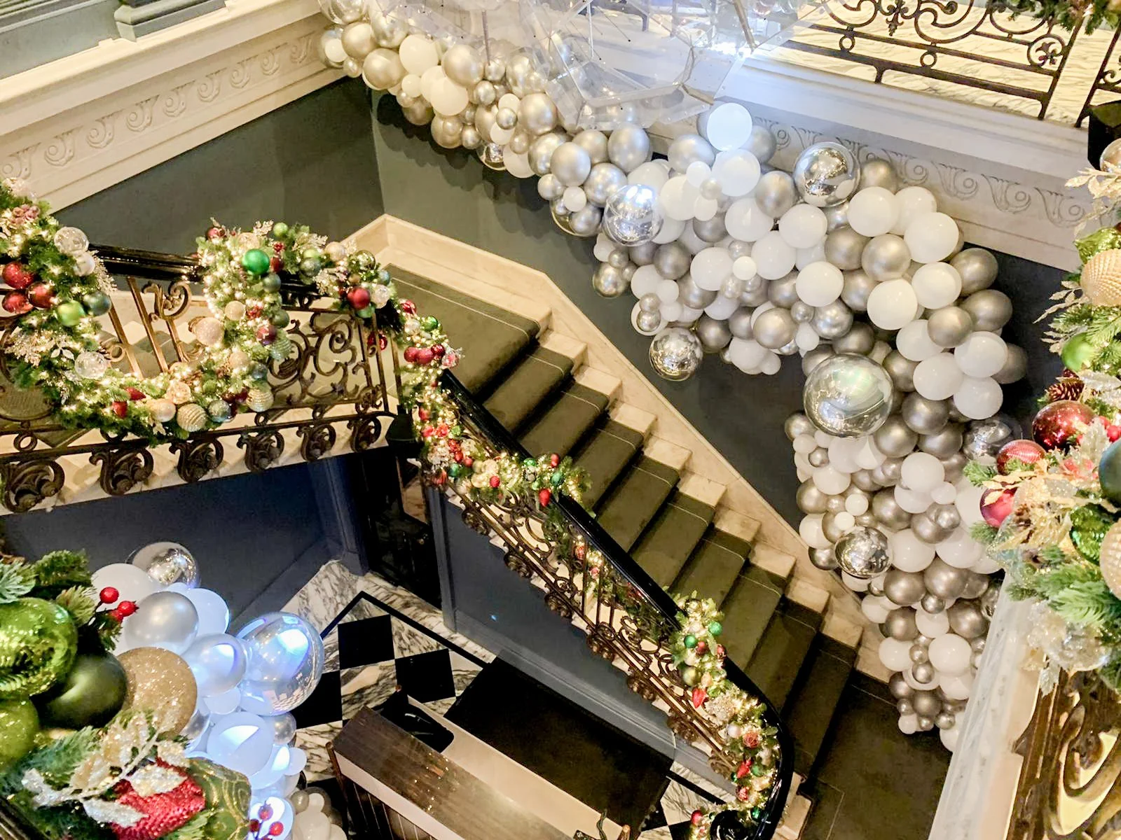 The Arts Club NYE 2021 - Staircase (4).jpg