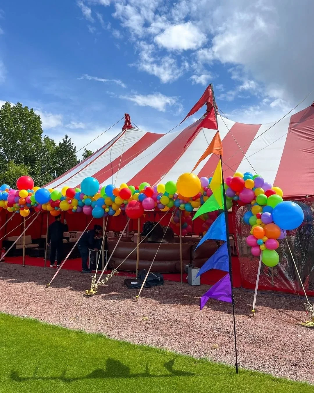 Big energy. Bold colours. Circus vibes 🎪🌈✨

We loved bringing this Arsenal Family Day setup to life, full of rainbow balloon bunches, playful arches and all the fun a day like this deserves 🎈⚽️

Our bespoke installations are designed to completely