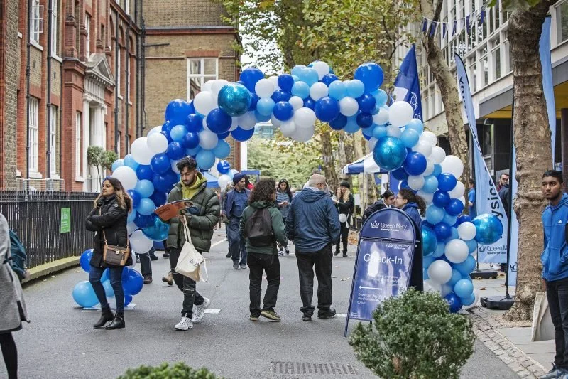 Bubblegum-Balloons-for-Queen-Mary-University-4-800x533.jpg