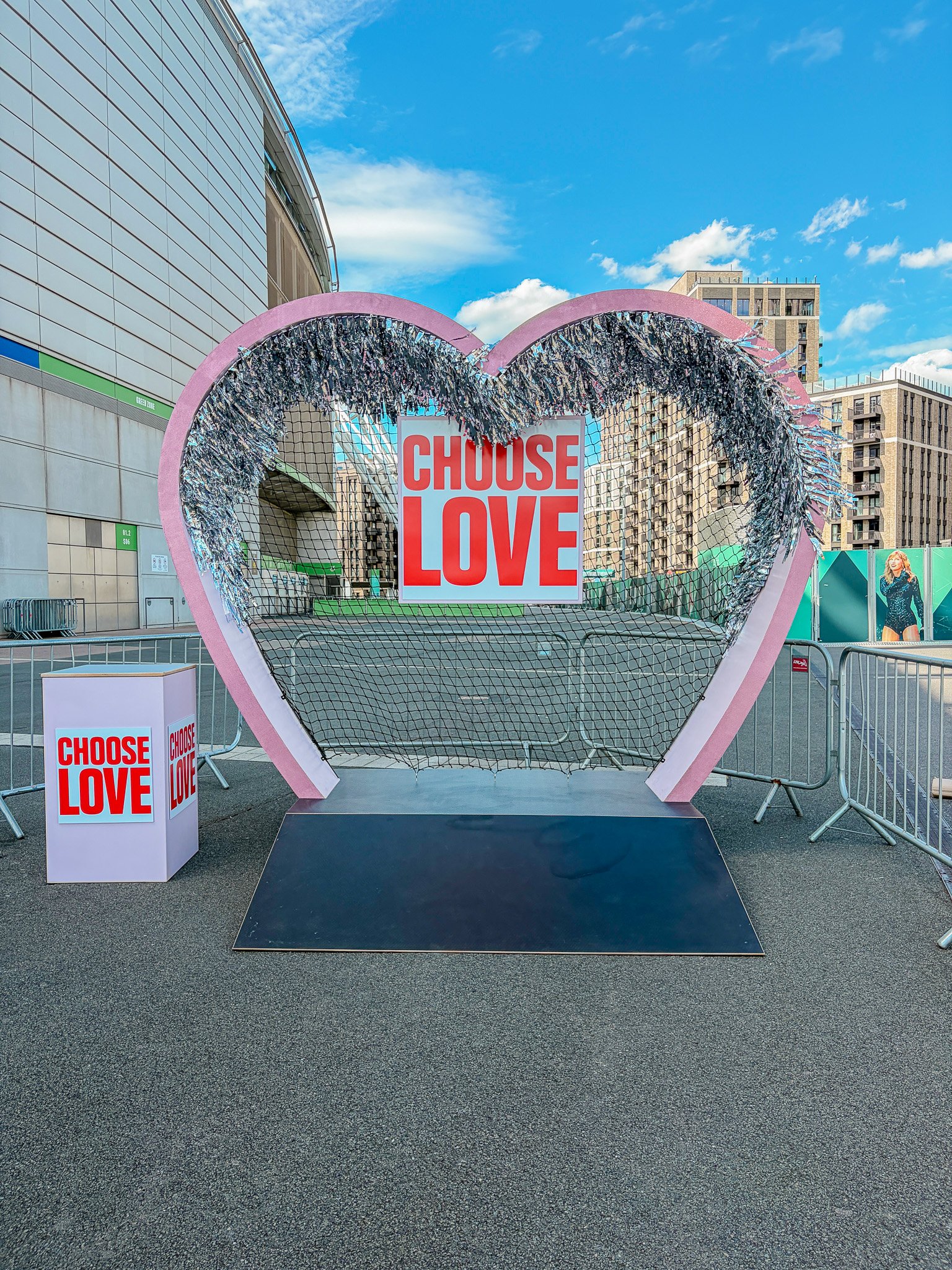 Harry Styles Wembley Stadium Choose Love Silver Tassel Fringe Heart Installation Photo Backdrop