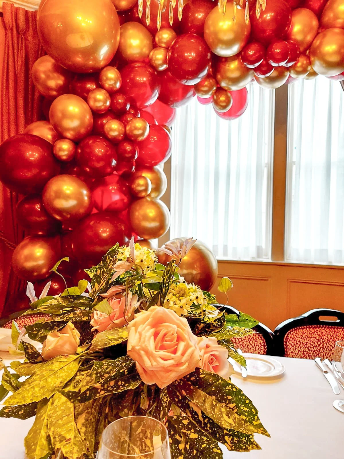 Marks Club Balloon Arch (1).jpg