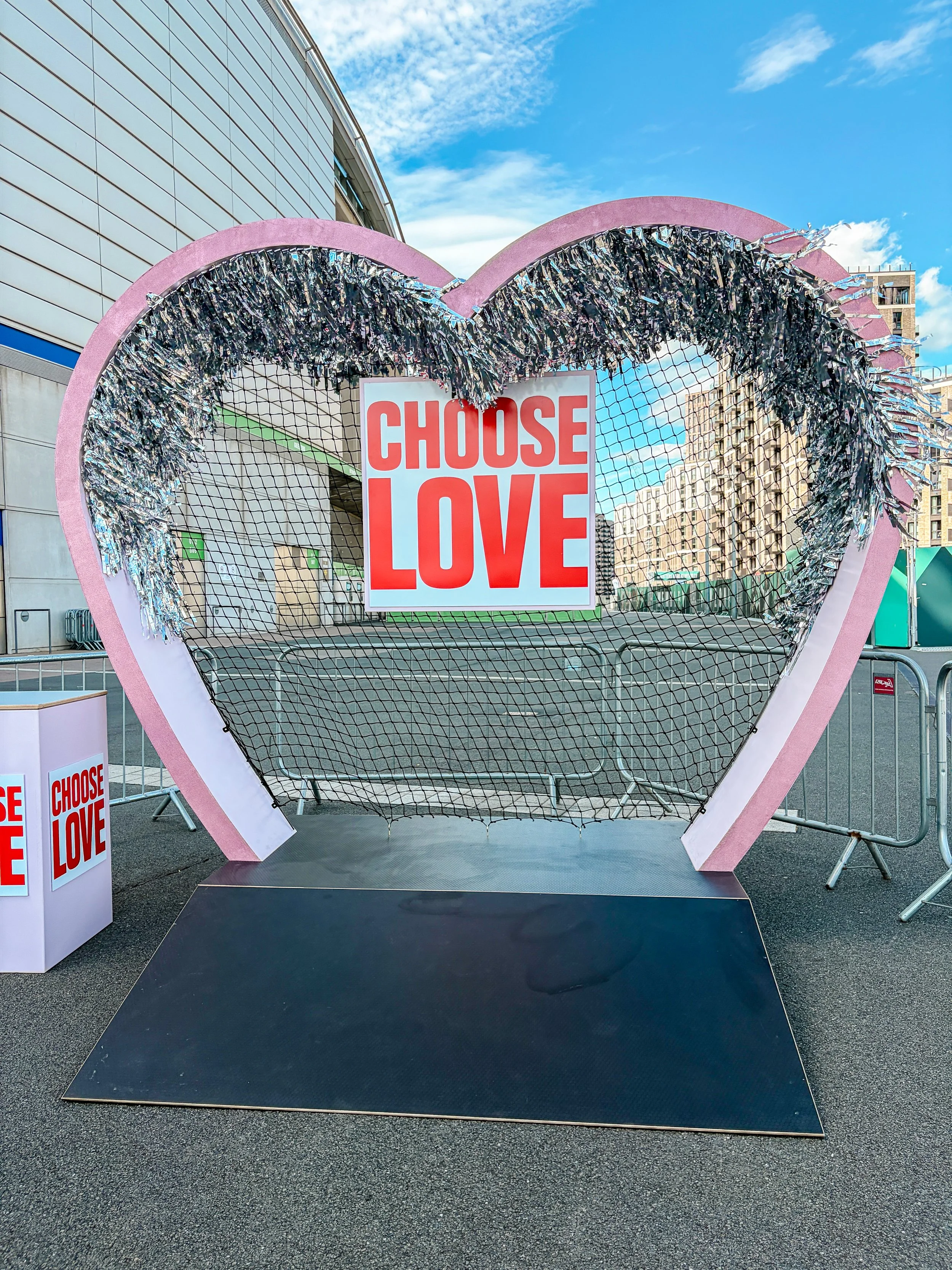 Harry Styles Wembley Stadium Choose Love Silver Tassel Fringe Heart Installation Photo Backdrop