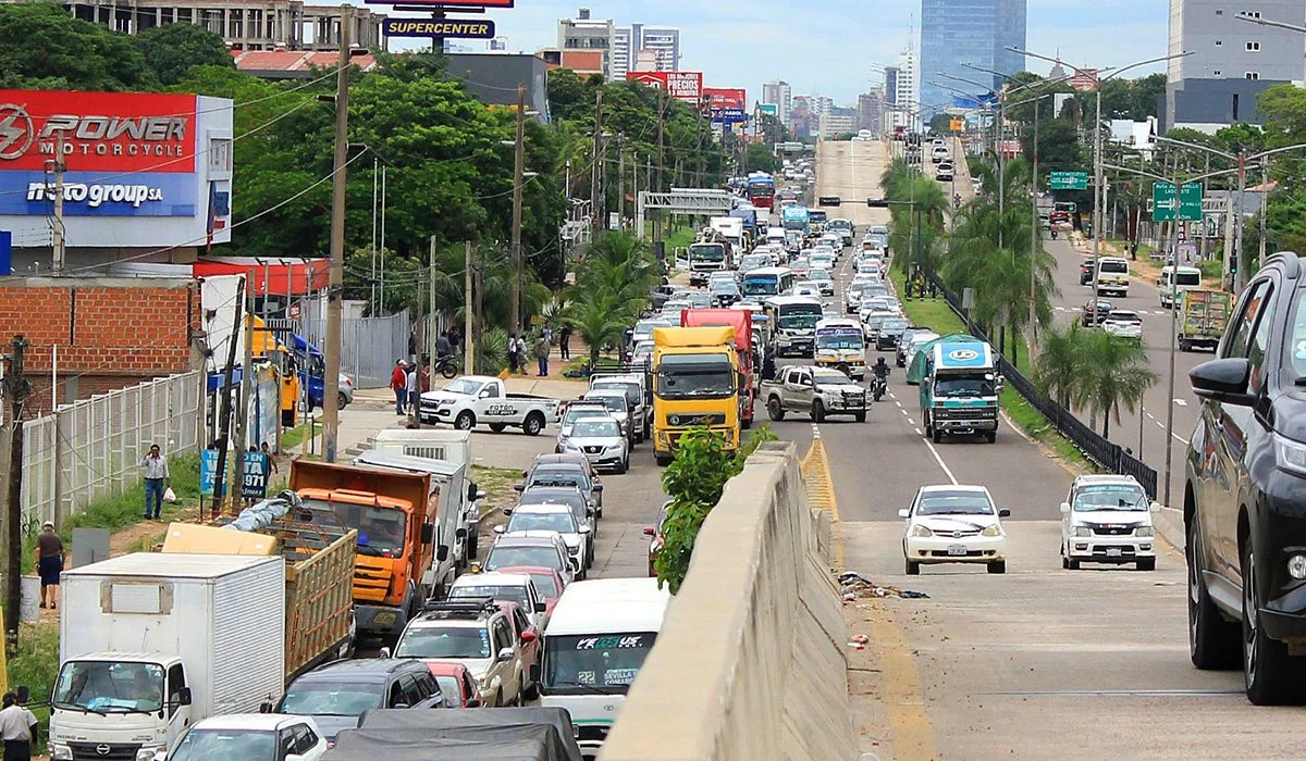 se-agravan-filas-en-santa-cruz-provision-de-diesel-a-surtidores-cayo-un-50-2024-11-06.jpg