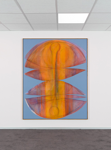 Abstract kunstwerk met oranje en rode vormen op blauwe achtergrond in een witte lijst
