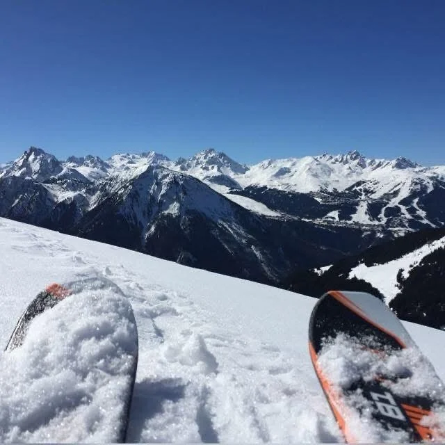 ✨ Vos vacances de r&ecirc;ve commencent ici&hellip;
Champagny-en-Vanoise, au c&oelig;ur du Paradiski ❄️

🎿 Depuis les pistes de La Plagne / Paradiski,
admirez une vue incroyable sur Courchevel et les glaciers de la Vanoise 🏔️

🍷 Apr&egrave;s le sk