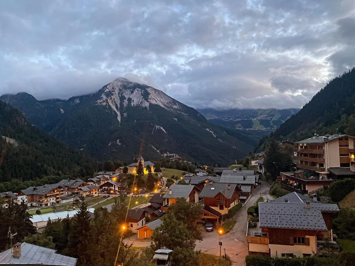 Le charme du village de @champagny_en_vanoise  en ce d&eacute;but d&rsquo;automne. Attendez l&rsquo;hiver&hellip;plut&ocirc;t n&rsquo;attendez pas pour r&eacute;servez vos vacances en famille au ski sur www.les4000champagny
⸻

🏔️ Champagny-en-Vanois