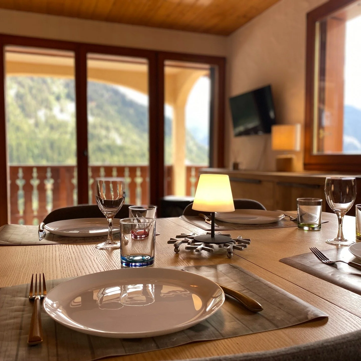 ✨ Douceur et chaleur aux @les4000Champagny ✨
D&eacute;couvrez notre salle &agrave; manger cosy et lumineuse, parfaite pour partager des moments inoubliables en famille ou entre amis. 🥂🍽️
La lumi&egrave;re naturelle illumine chaque repas et offre un