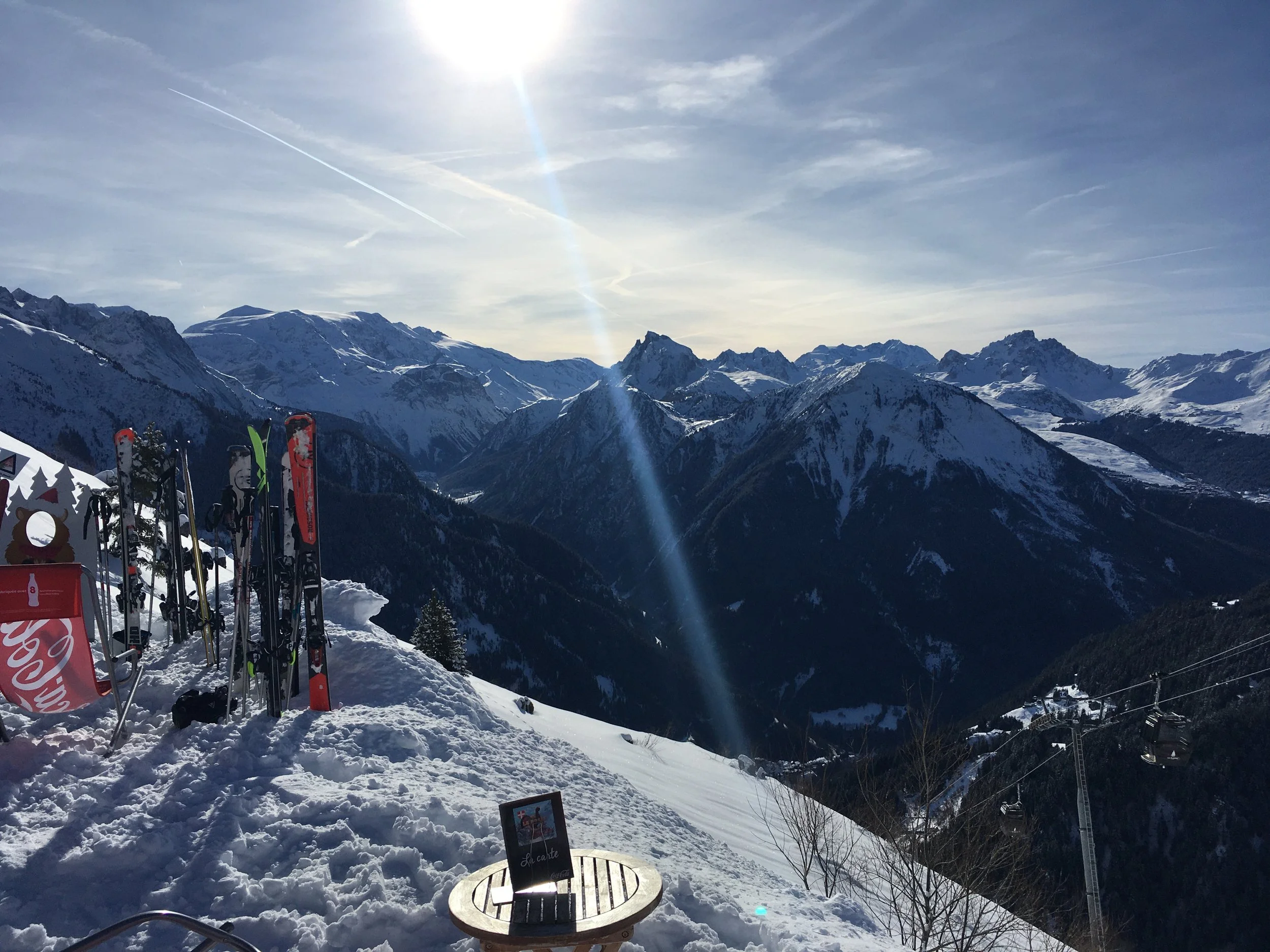 Paradiski vs. Les 3 Vallées : Quel Domaine Choisir pour Votre Séjour (et comment s'y rendre depuis Champagny)