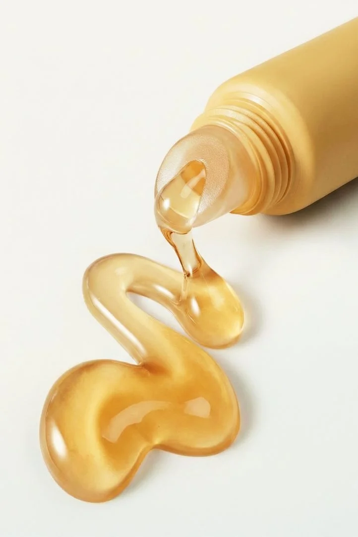 Lizzy Clough is a Commercial Photographer & Retoucher specialising in products, beauty, fragrance, food and drink. This image features lip honey swatch, texture