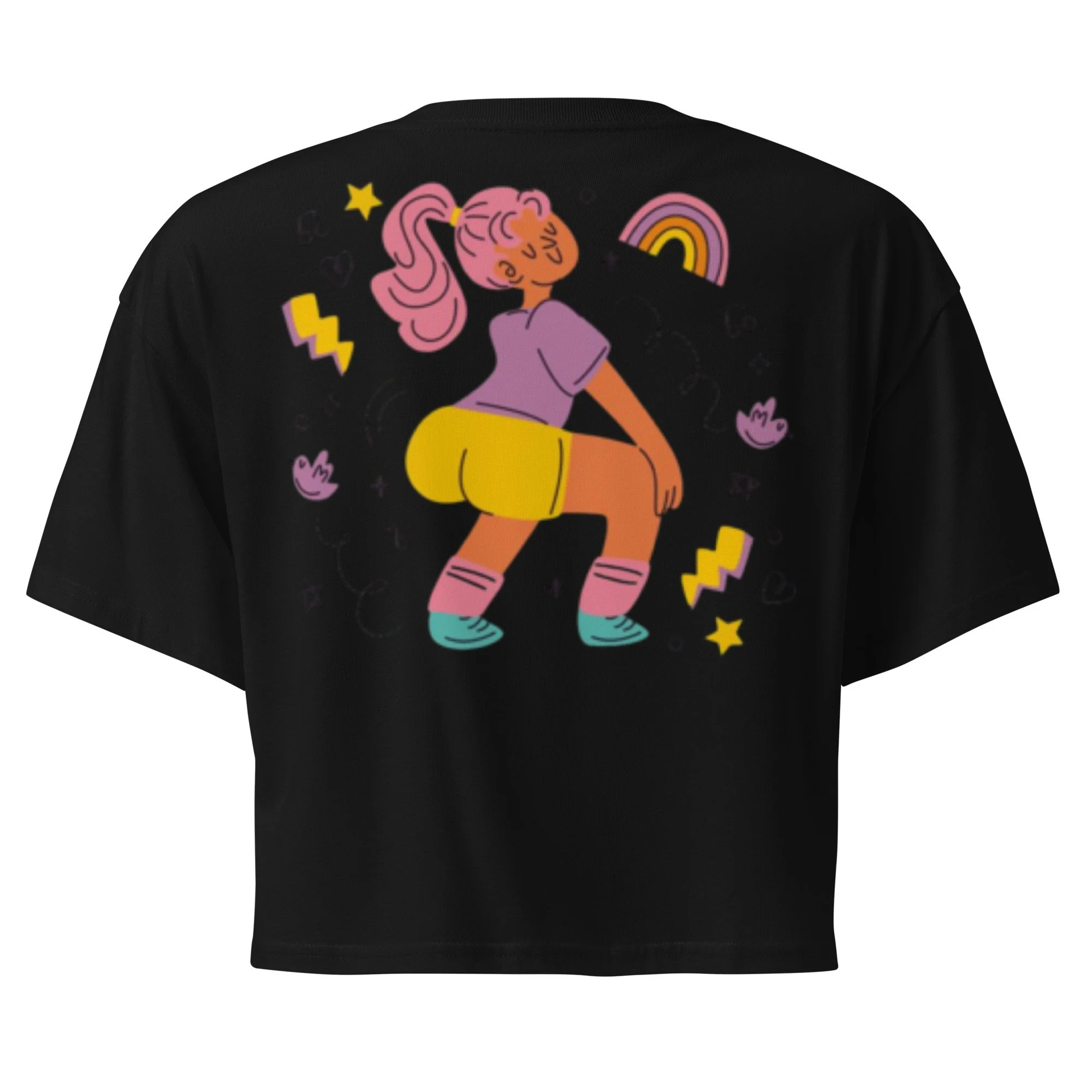 Ilustración de una chica con rosa en cabello, usando camiseta lila, short amarillo y calcetas rosas y azules, en una pose divertida en medio de dibujos de arcoíris, estrellas, corazones y nubes en fondo negro.