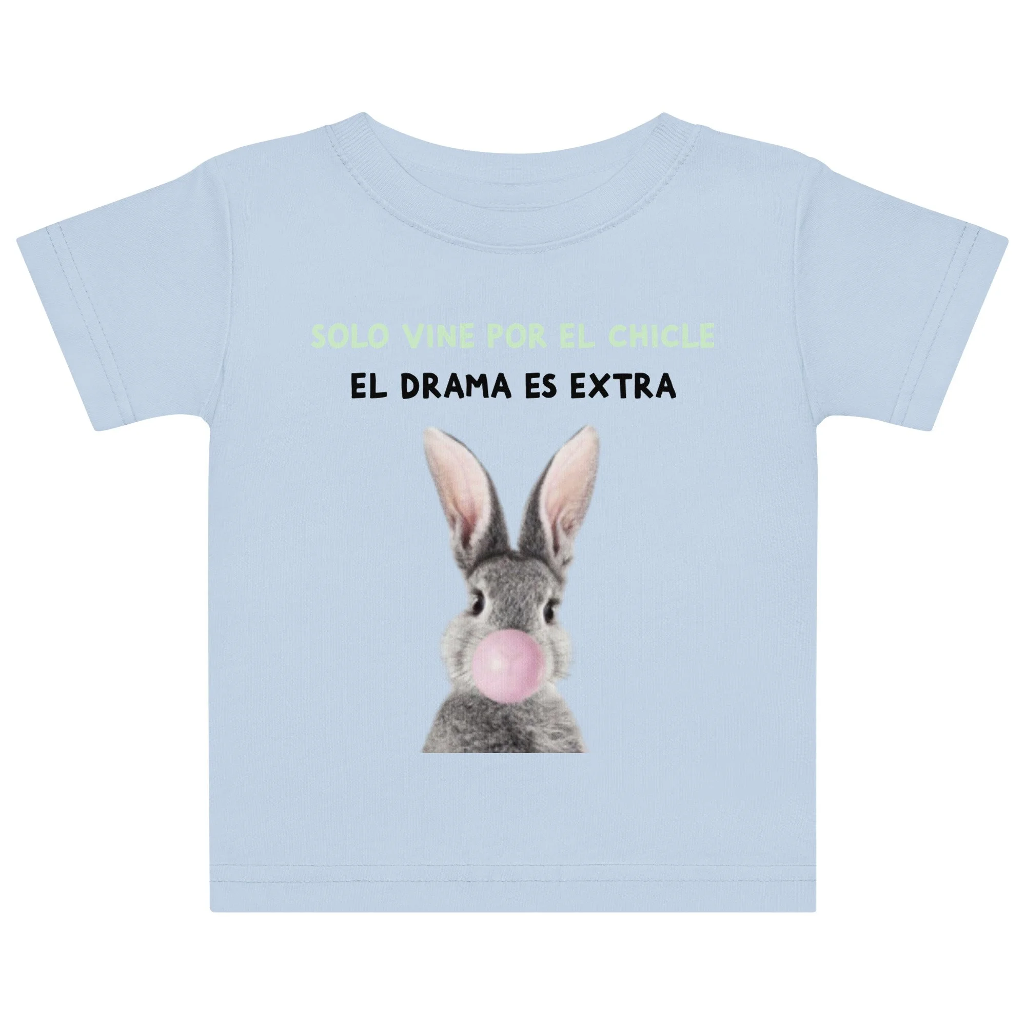 Camiseta azul claro con dibujo de un conejo que sopla burbuja de chicle rosa y texto en español que dice 'Solo vine por el chicle' en verde y 'El drama es extra' en negro.